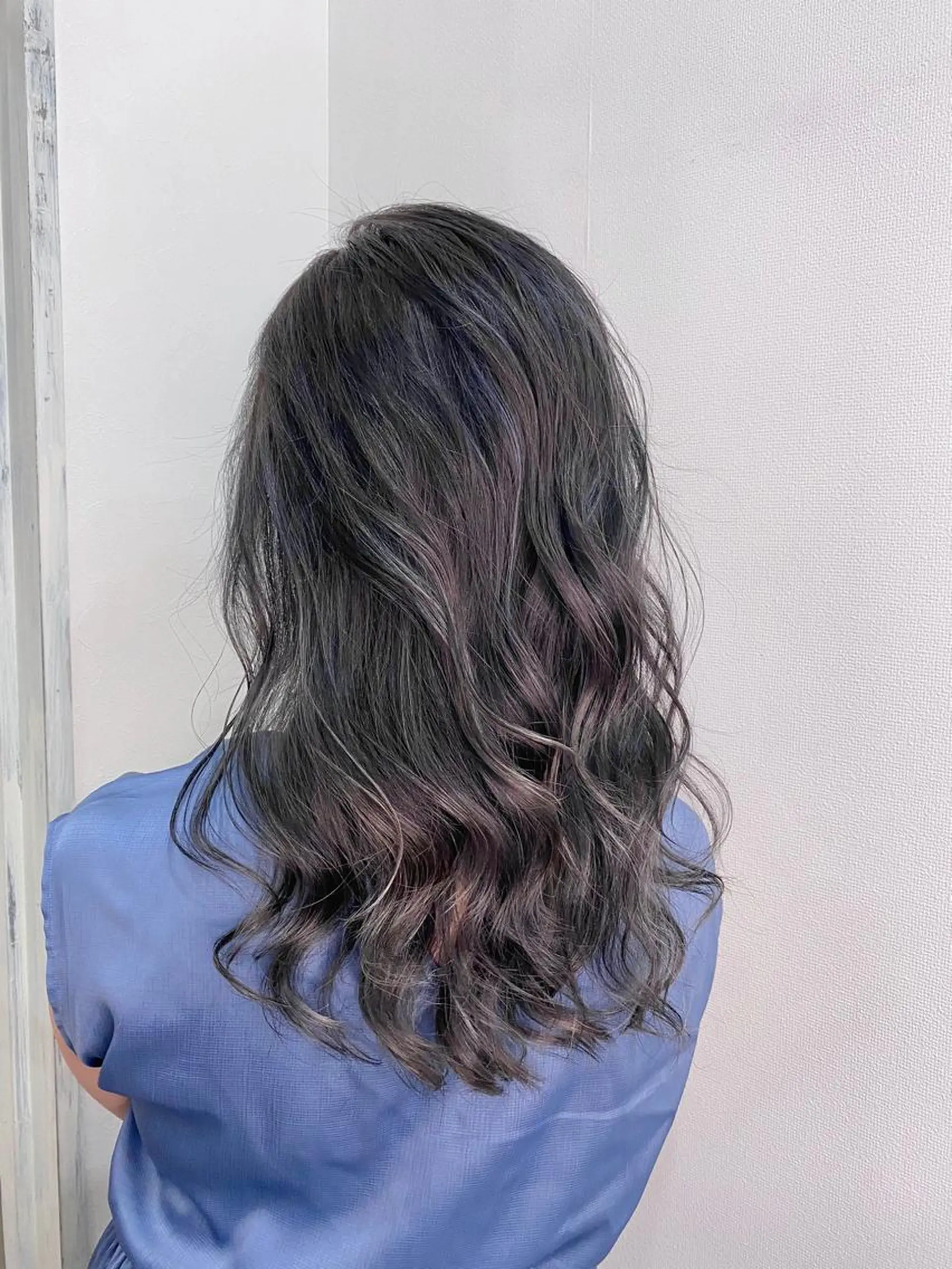 セミロング 白いハイライト🤍 タナカリョウスケのヘアスタイル