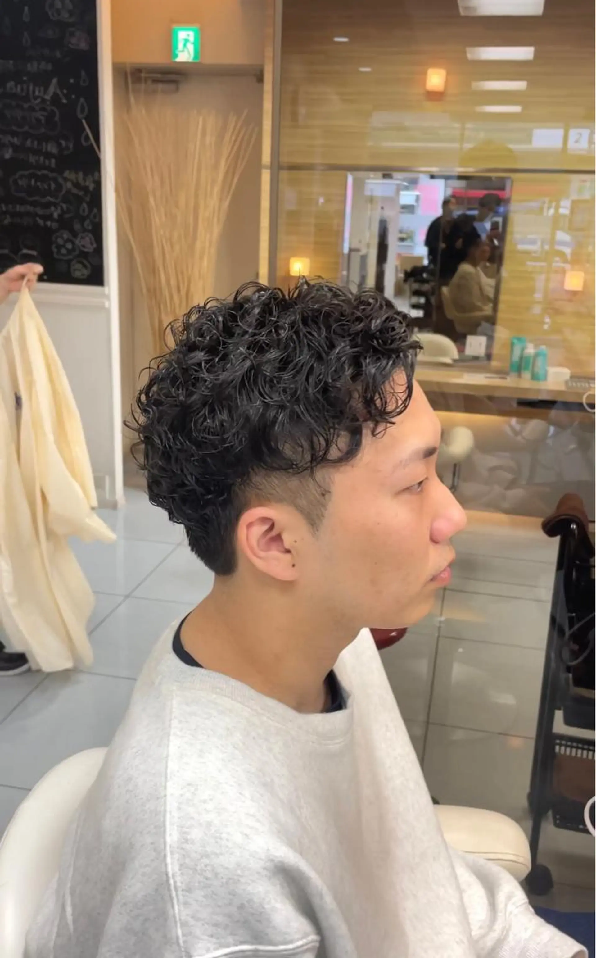 ミディアム パーマ ヘアアレンジ メンズ ミディアムパーマ アップバング フェードカット メンズメッシュ マッシュ カット パーマ トリートメント 🔮メンズ縮毛矯正 毛流れパーマ💎竹永のヘアスタイル