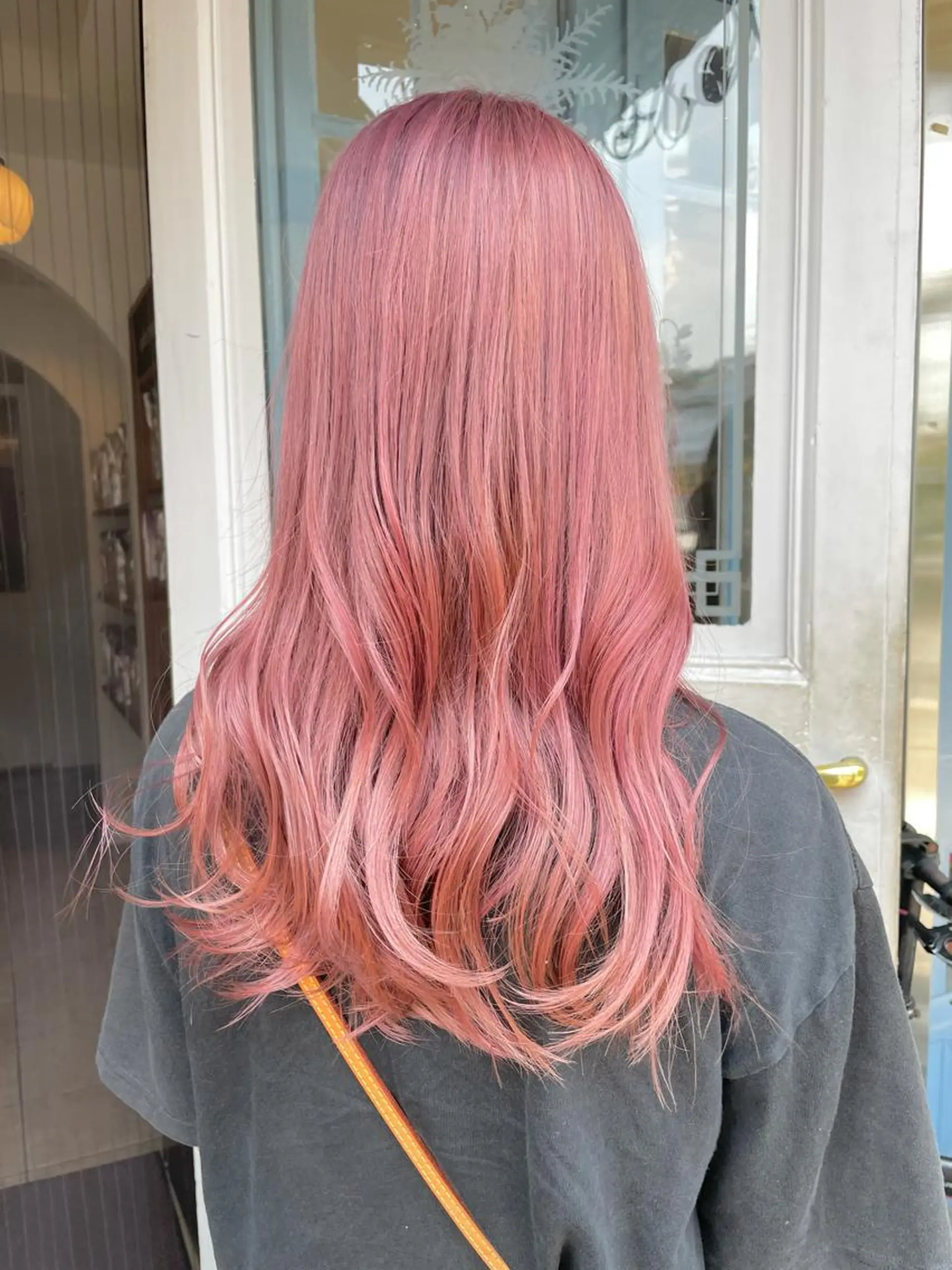 セミロング ブリーチ毛矯正.髪質 改善.髪にドラマをのヘアスタイル