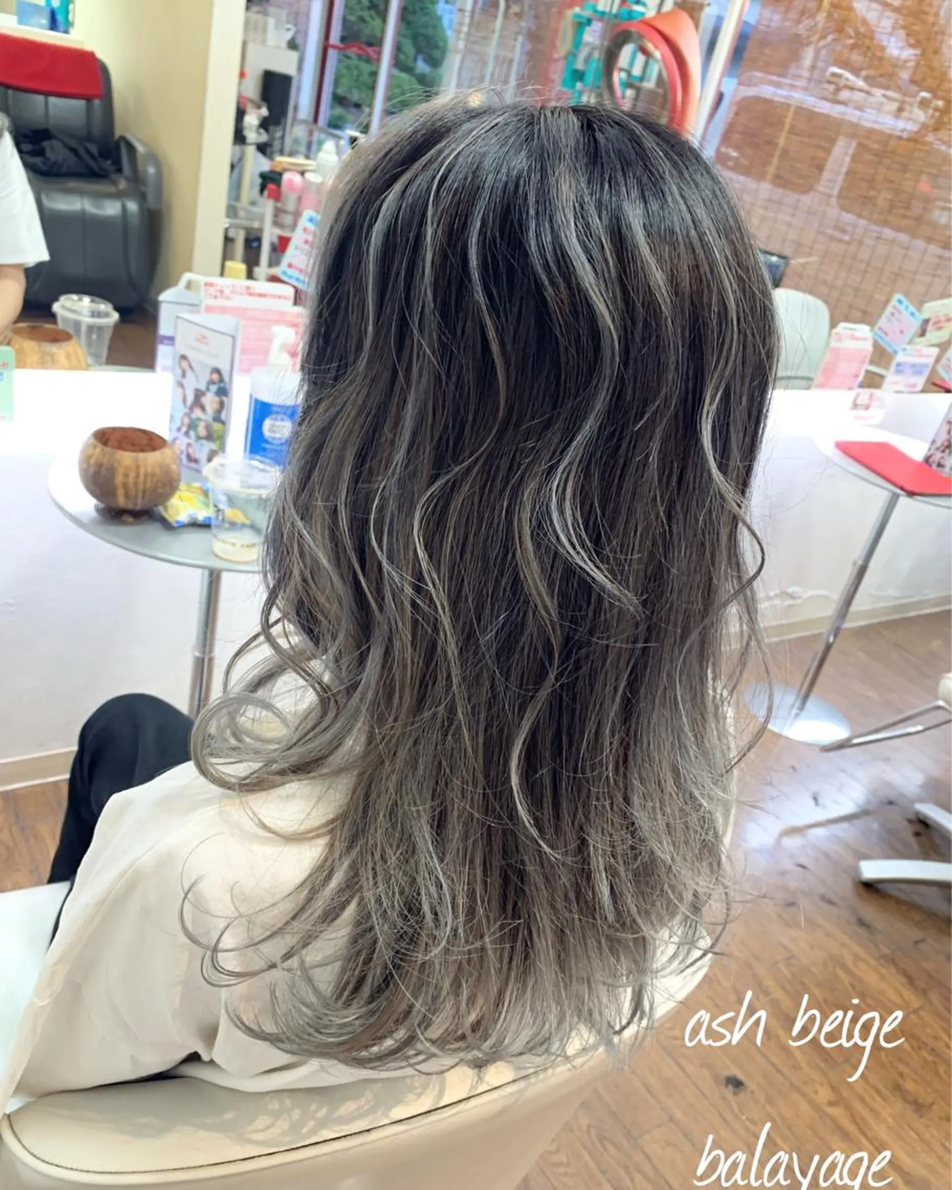セミロング カラー アッシュ バレイヤージュ ベージュカラー レイヤーカット ヘアカラー GLAD 萩原のヘアスタイル