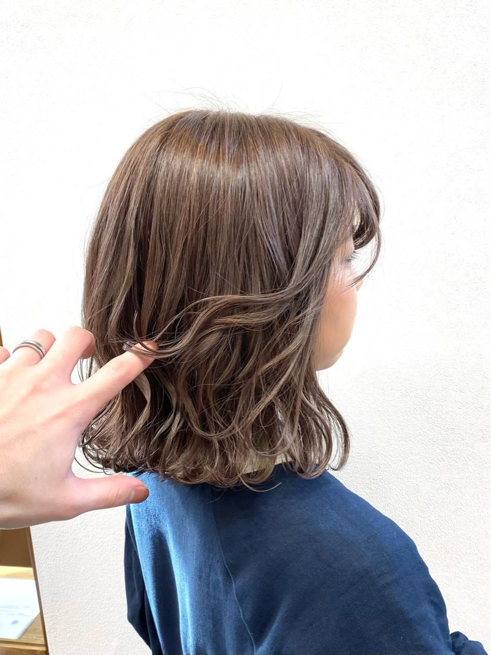 ミディアム カラー ベージュカラー ブリーチ ミルクティーベージュ 髪質改善特化サロン ICONIQ天神店のヘアスタイル