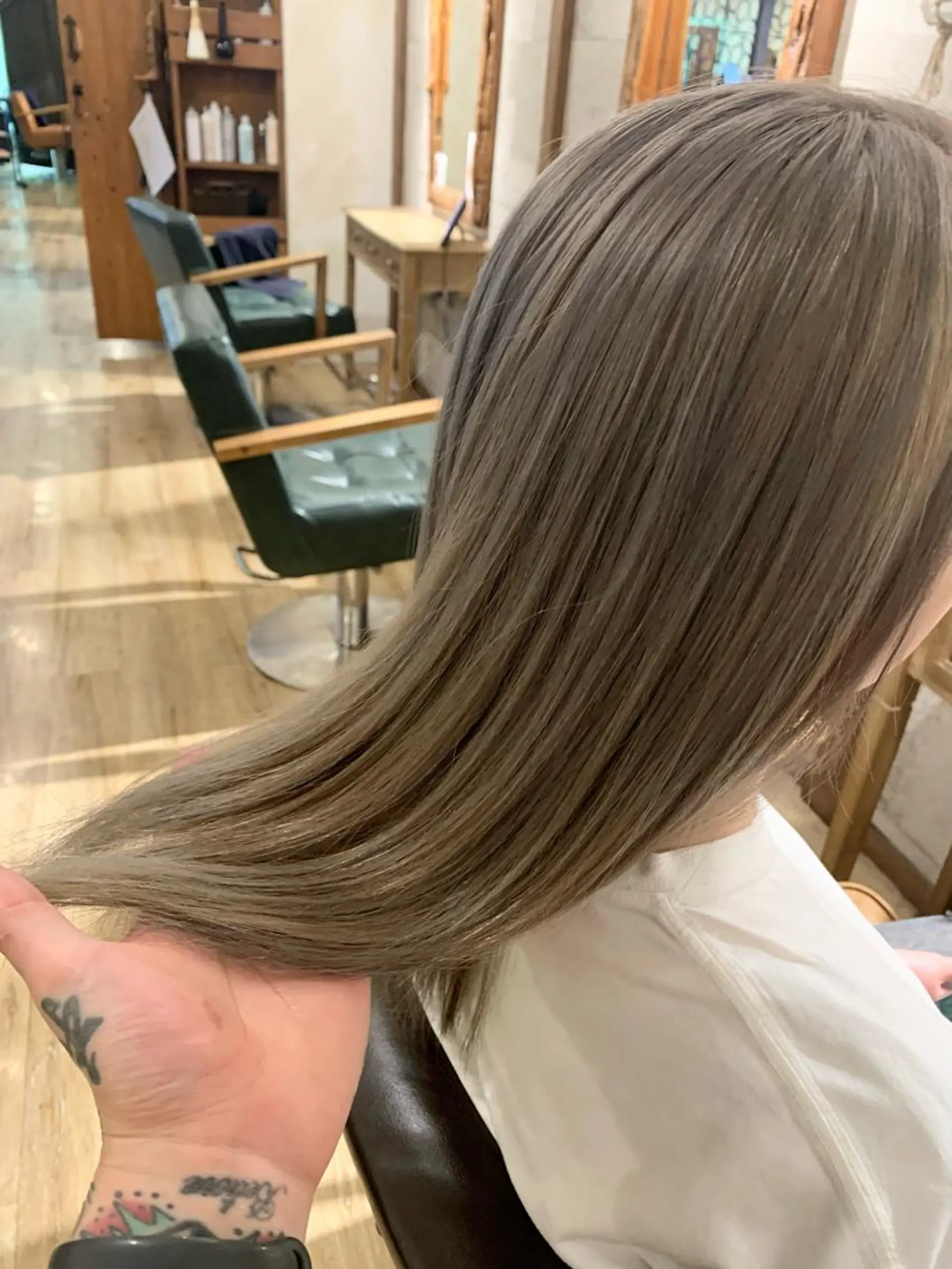 ミディアム カラー ベージュカラー ブリーチ シルバー シルバーベージュ ヘアカラー トリートメント SALOWIN(サロウィン)広島並木通り所属・田村和範/似合わせ カラー/縮毛矯正のヘアスタイル