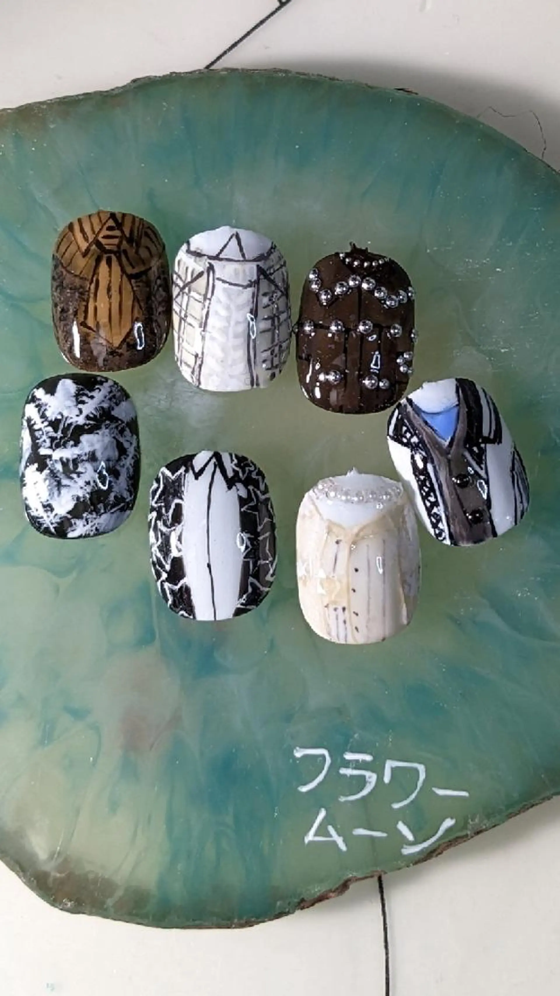 ネイル フラワー ムーンのネイルデザイン