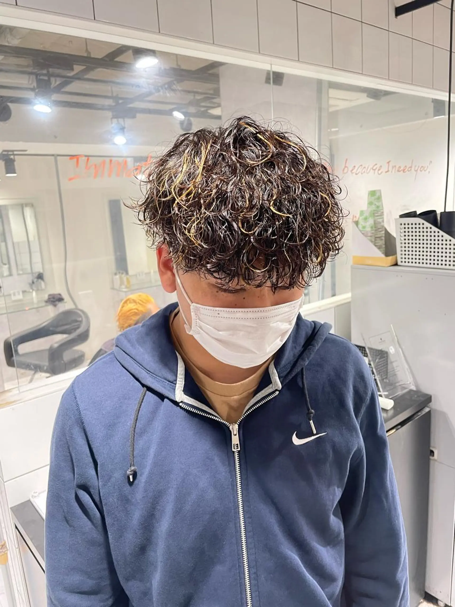 ショート カラー パーマ ヘアアレンジ メンズ メンズブリーチ センターパート メンズハイライト メンズハイトーン マッシュウルフ カット パーマ トリートメント ヘッドスパ ヘアセット スパイキー/フェザー /波巻き/かいとのヘアスタイル