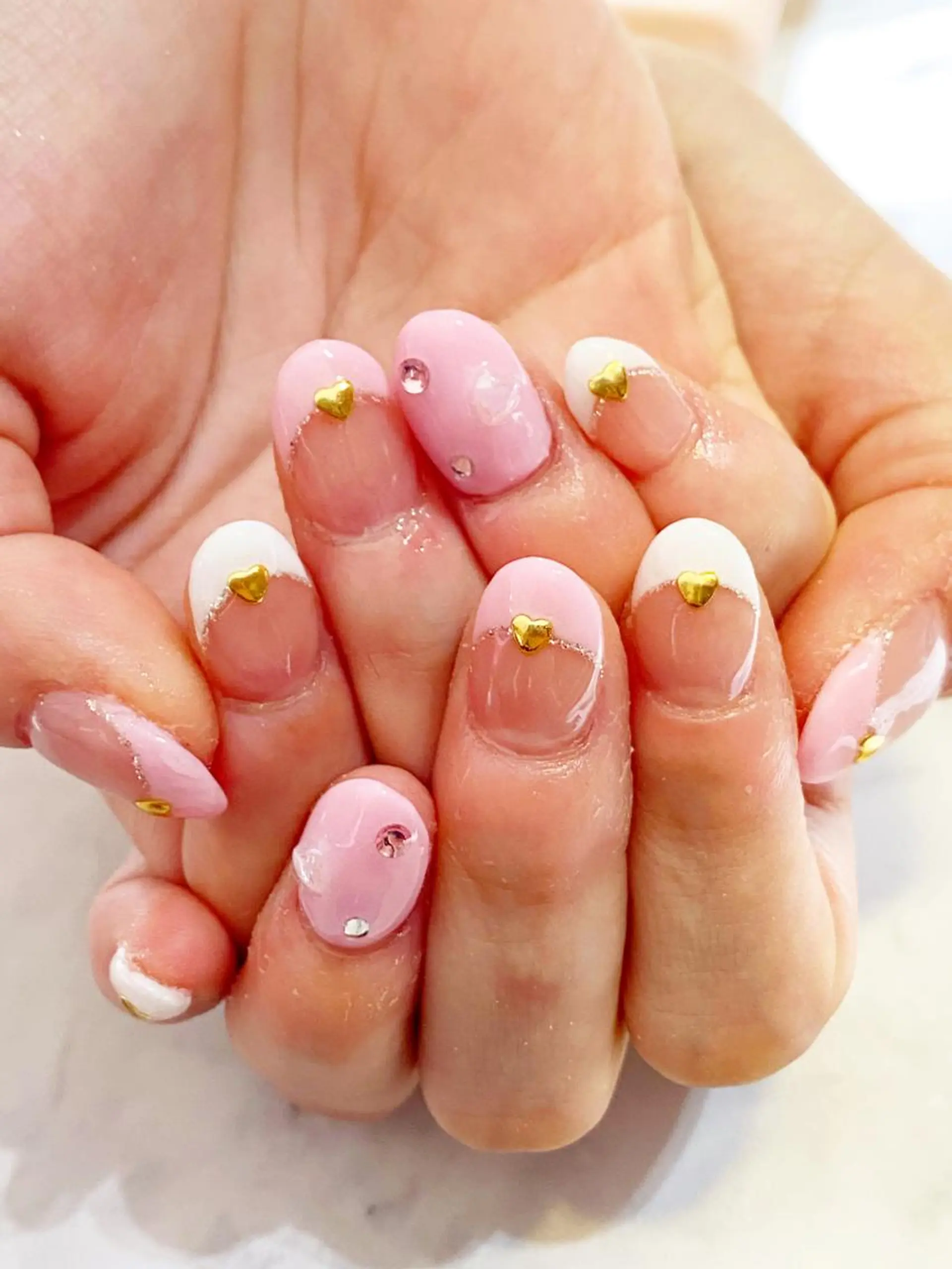 ネイル フレンチネイル スカルプネイル ストーンネイル YUN 💅のネイルデザイン