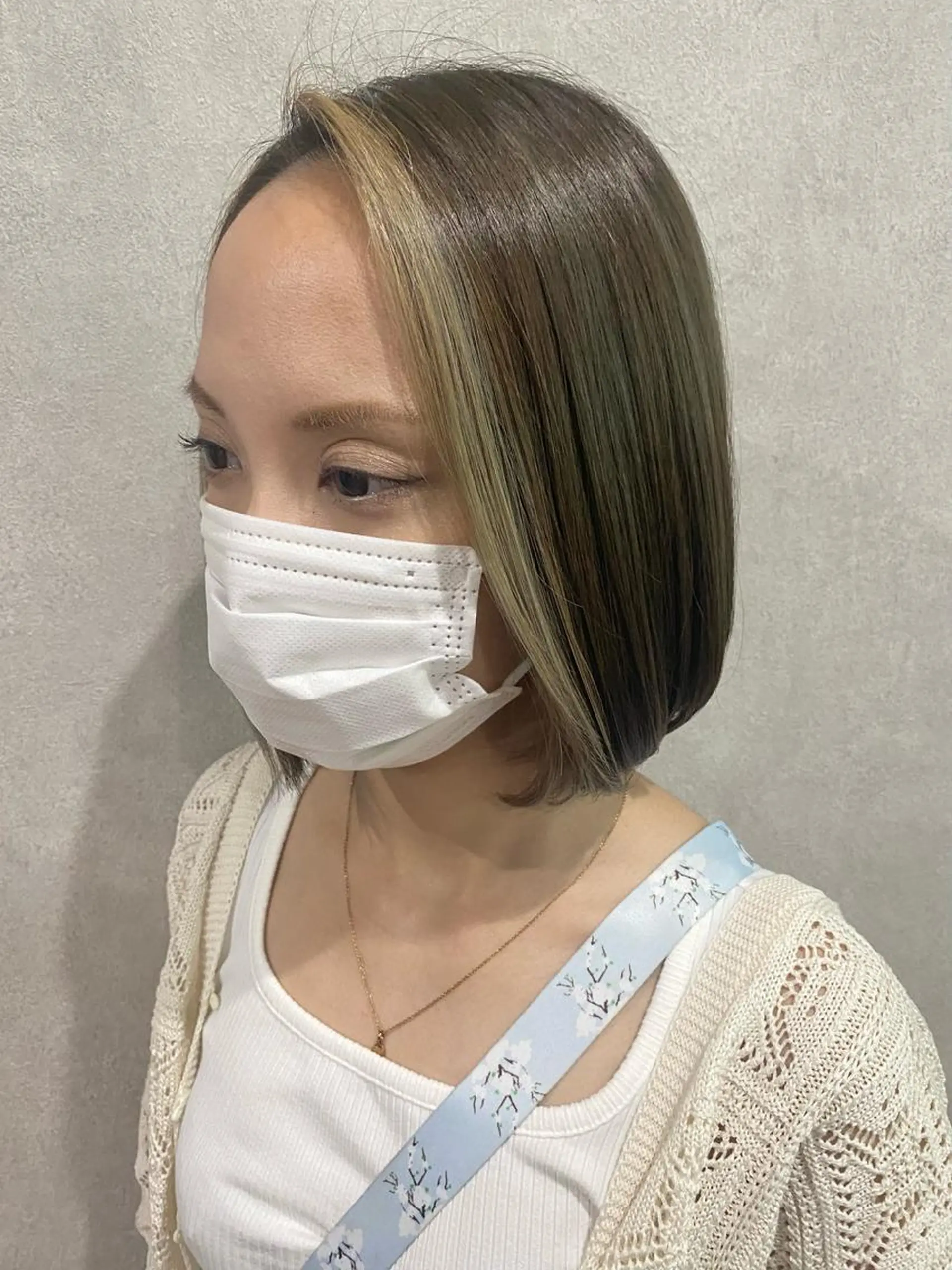 ミディアム ミストバング 顔周りカット _White所属・ＳＨＩ ＺＵのヘアスタイル