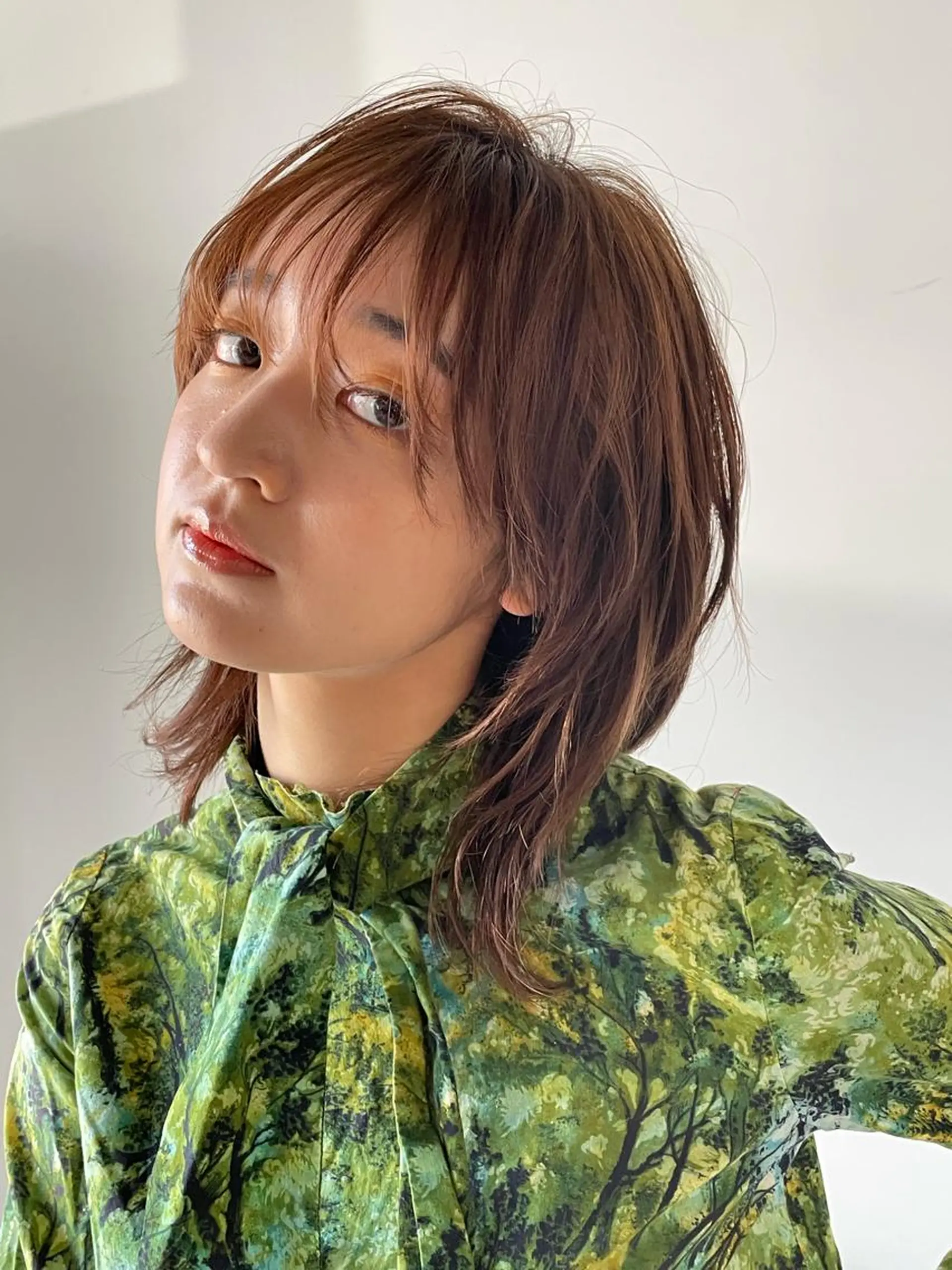 ミディアム ウルフカット トルクアータ伏見 MIKUのヘアスタイル