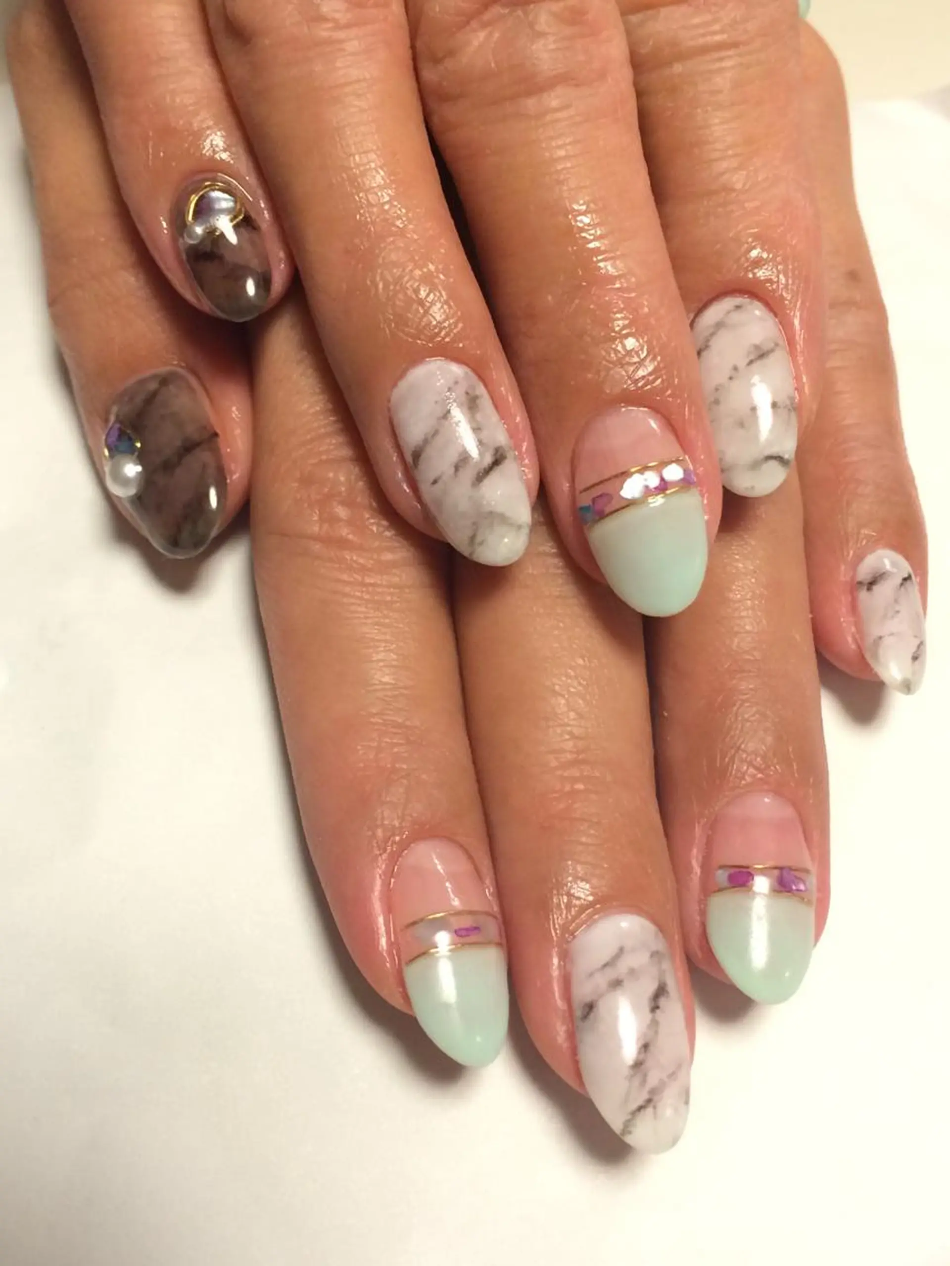 セミロング カラー パーマ ヘアアレンジ ネイル マツエク・マツパ 大理石ネイル(マーブル) Sunny side nailのネイルデザイン