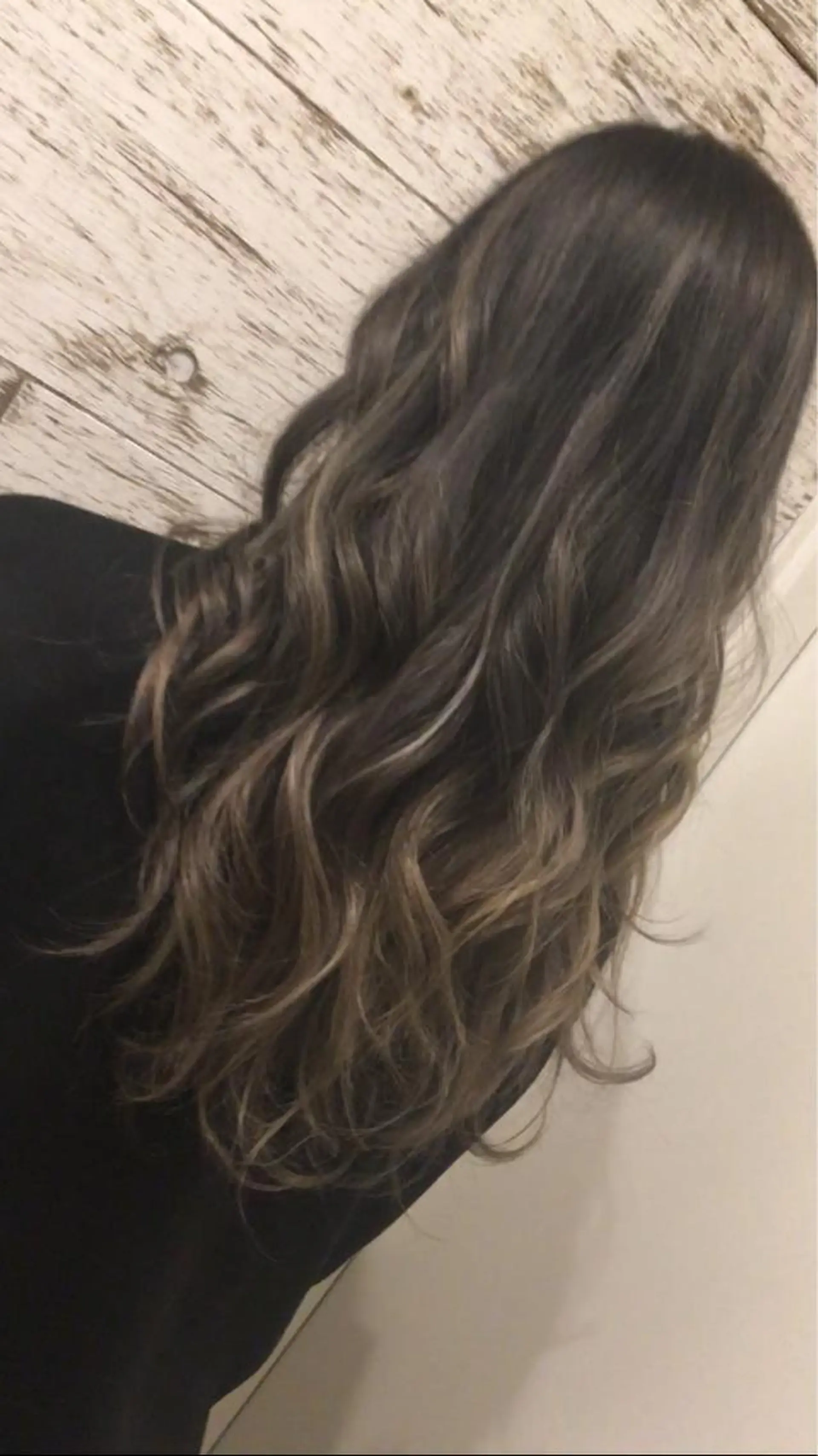 カラー グラデーションカラー ハイライトカラー シルバー 池本 弥桜のヘアスタイル