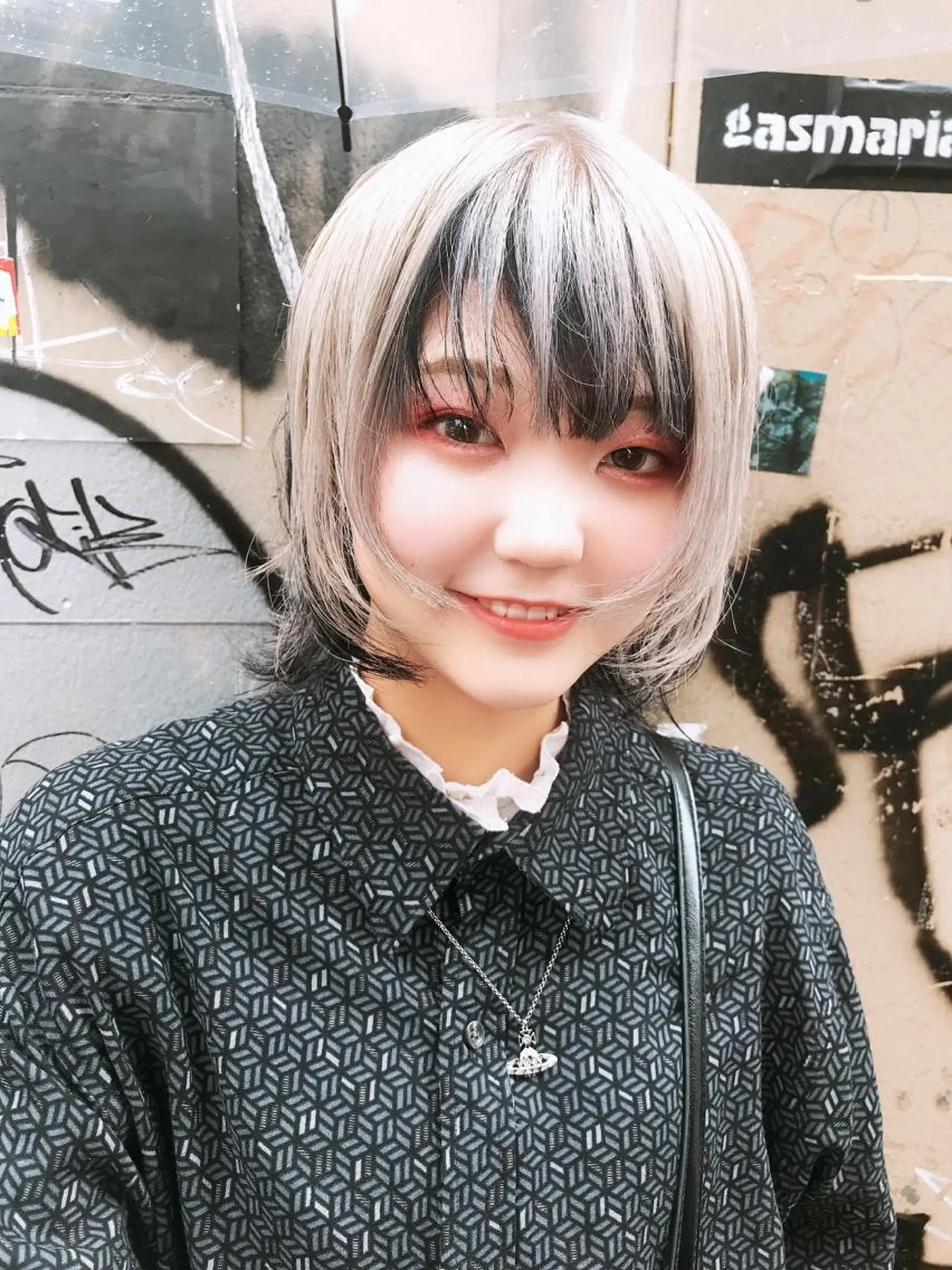 ミディアム カラー ホワイト&レイヤーカ ットエクステ長畠俊輔のヘアスタイル