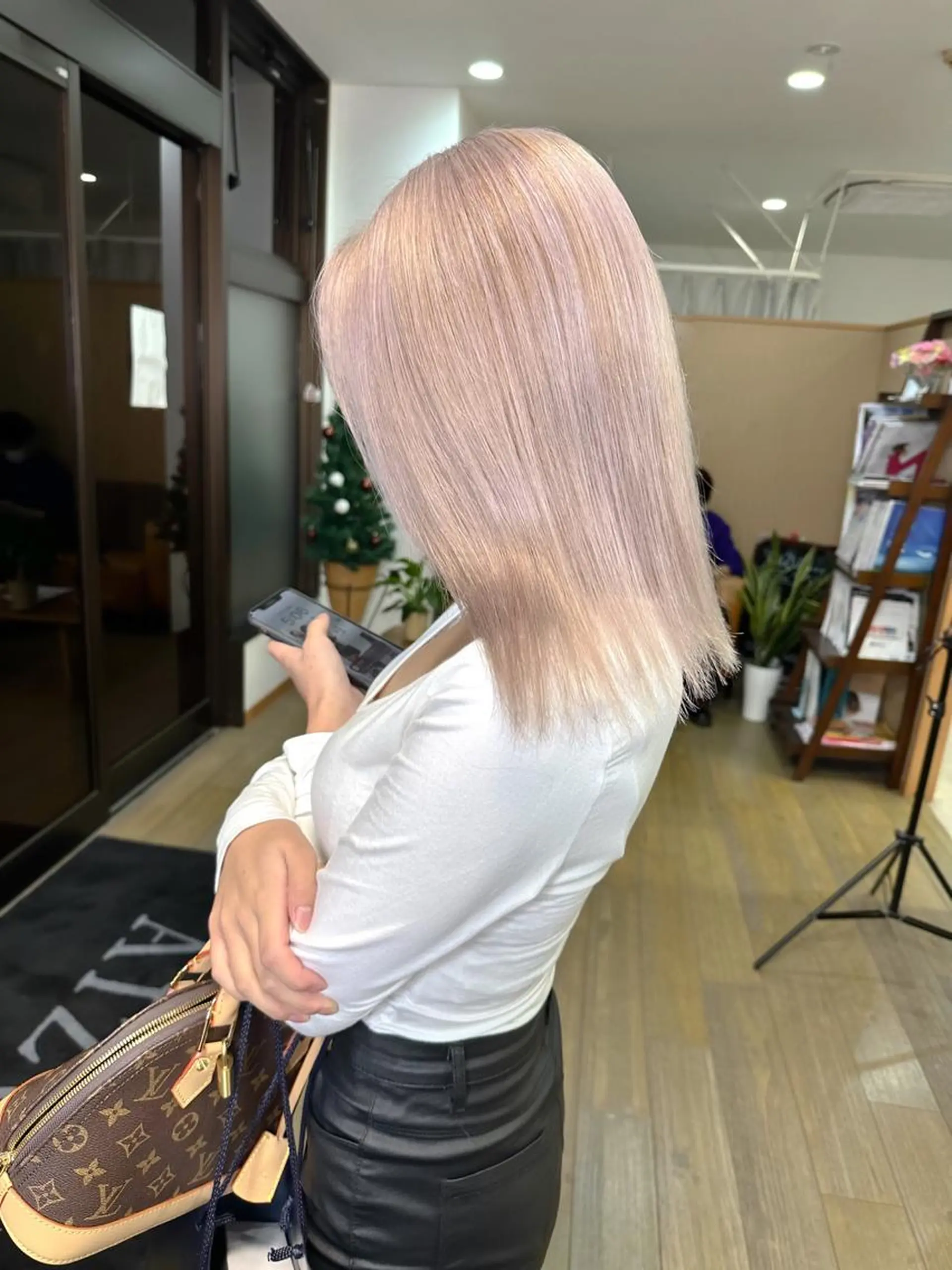 ミディアム カラー ベージュカラー ブリーチ ホワイトベージュ カット ヘアカラー peg.hair所属・ブリーチカラー🫧 森　凪沙のヘアスタイル