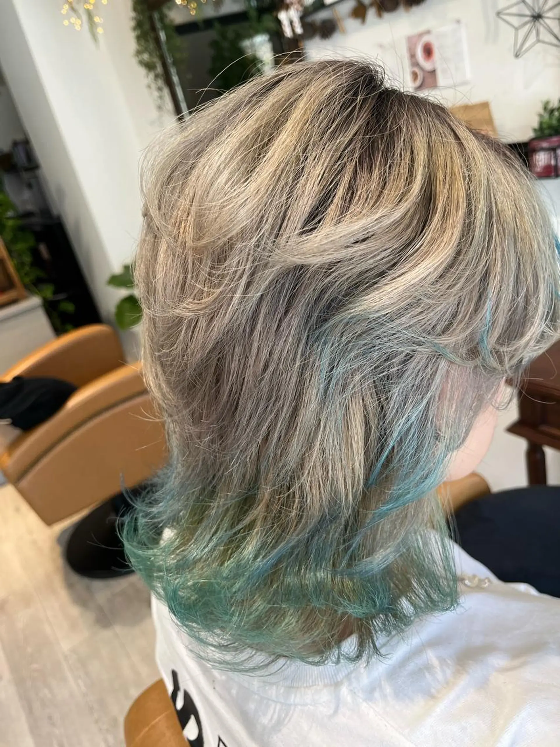 ミディアム 🐺ウルフ× ハイトーン🐺MOEのヘアスタイル