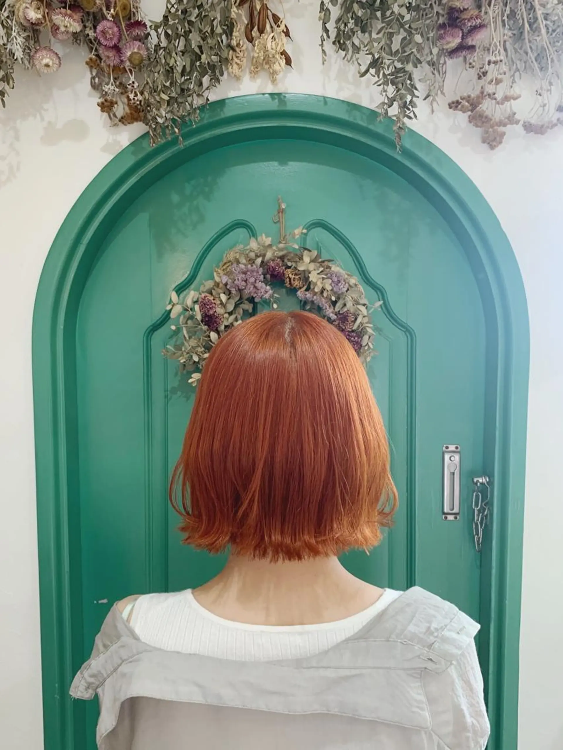 ショート カラー 切りっぱなしボブ ブリーチ オレンジ ボブ カット ヘアカラー 佐藤 美咲のヘアスタイル