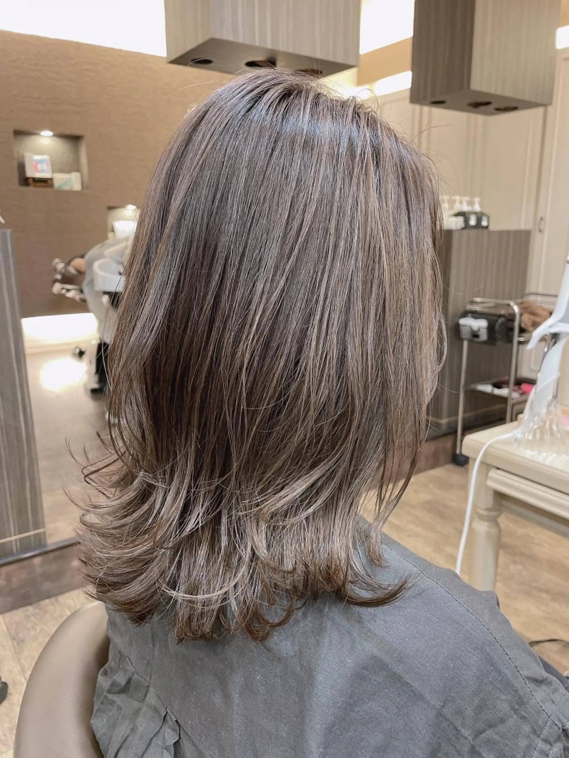 ミディアム カラー アッシュ アッシュグレー ハイライトカラー くびれヘア ハイライト 尚平 40代からの 髪質改善専門のその他イメージ