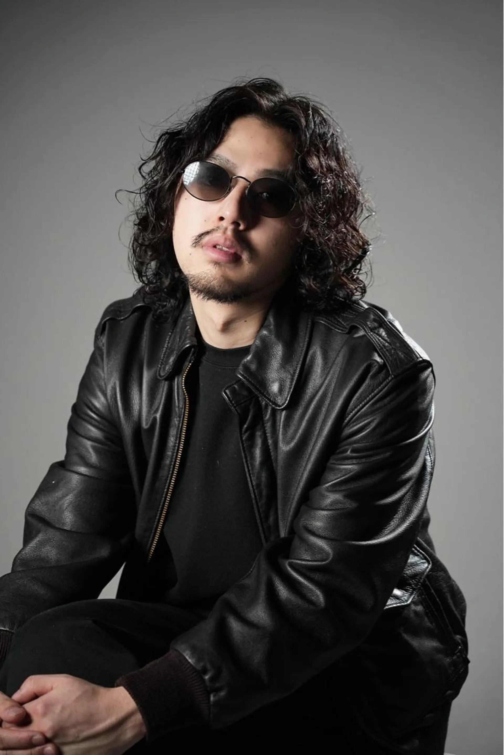 セミロング パーマ メンズ メンズブリーチ ビジネス センターパート フェードカット カルマパーマ メンズサロン【owl 心斎橋】難波/アメ村のヘアスタイル