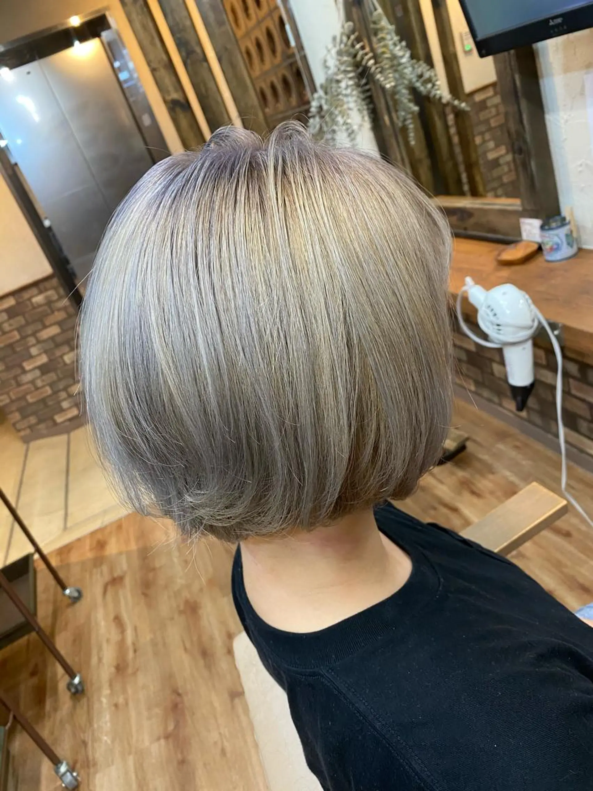 ショート カラー ブリーチ グレージュ ハイライトカラー ネイビーカラー 外国人風カラー 髪質改善/レイヤー ストウシンゴのヘアスタイル