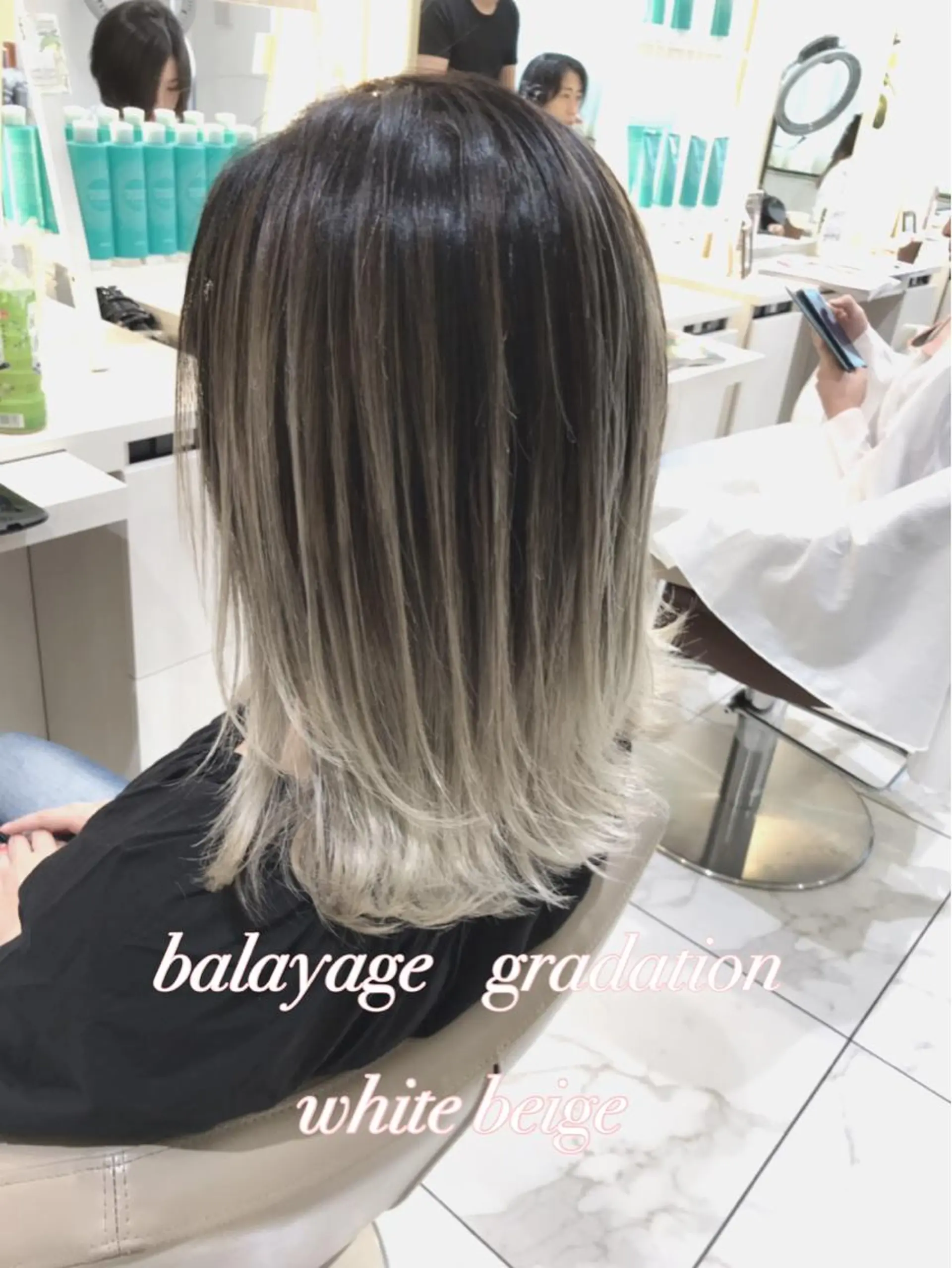 ミディアム カラー バレイヤージュ ベージュカラー グラデーションカラー ホワイトベージュ レイヤーカット カット ヘアカラー 山崎俊輔/髪質改善 /バレイヤージュのヘアスタイル