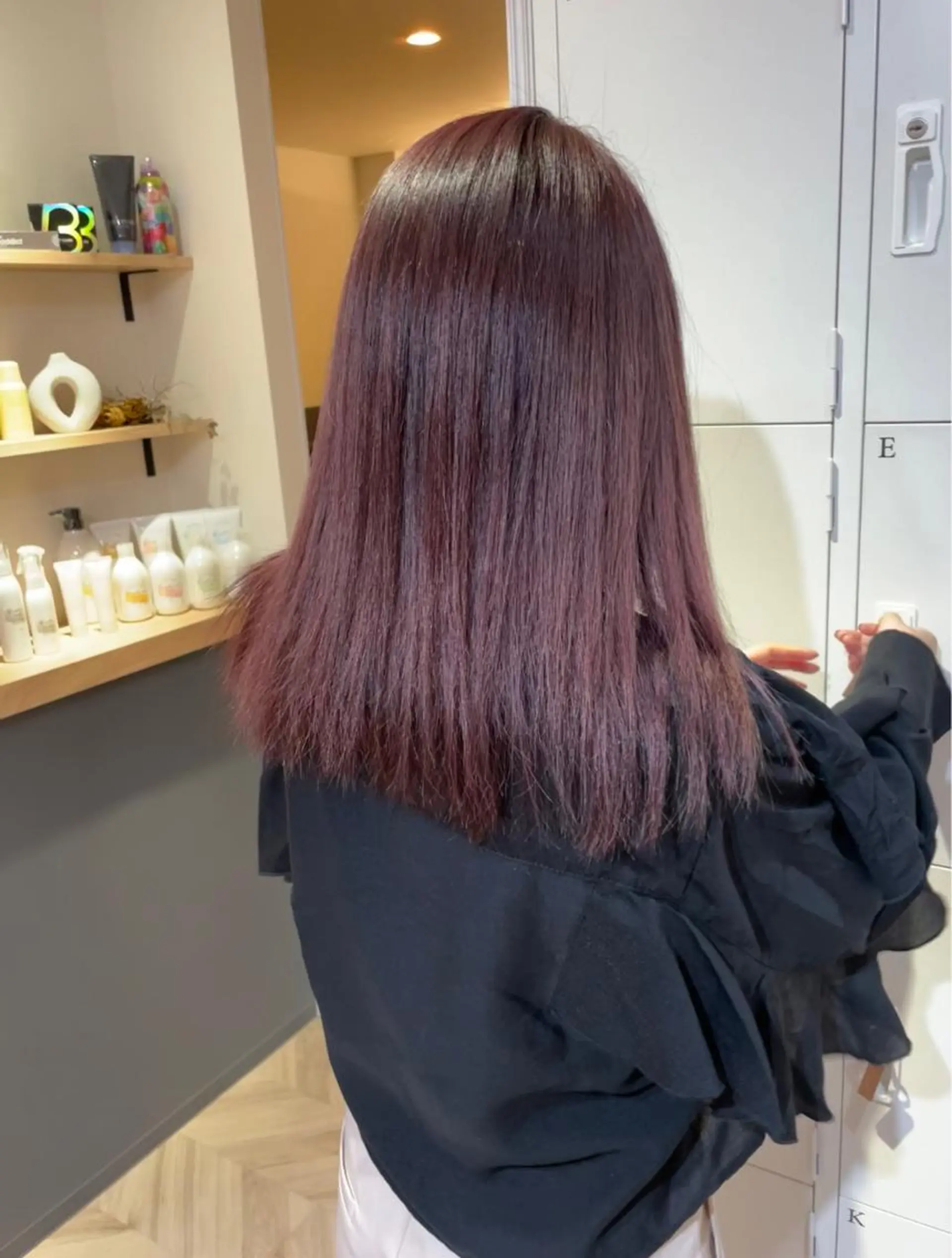 ミディアム カラー akane .のヘアスタイル