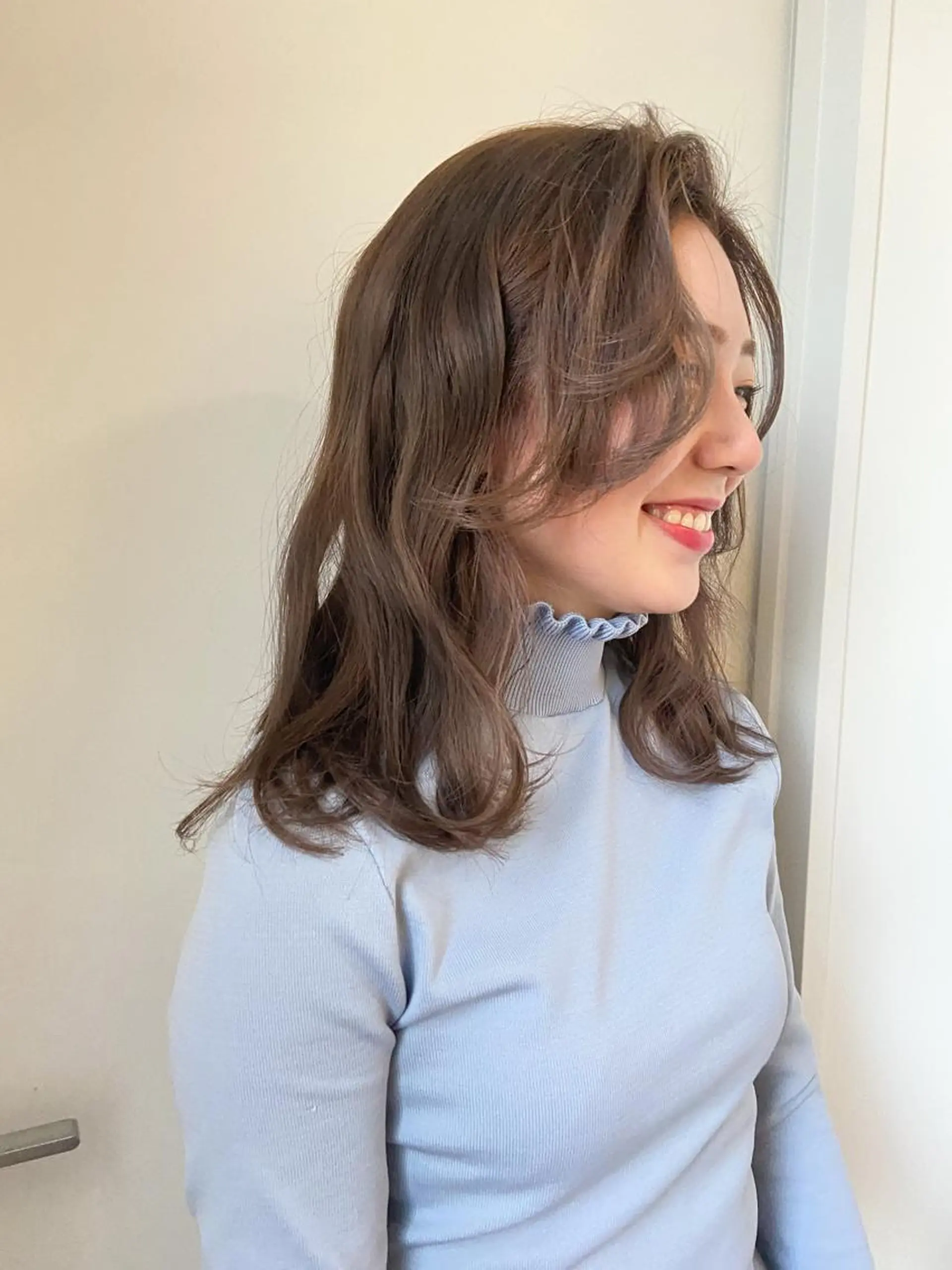 セミロング カラー アッシュ ベージュカラー ケアカラー 透明感カラー ハイライトカラー 岡本康平/ボブ /ブリーチ/レイヤーのヘアスタイル