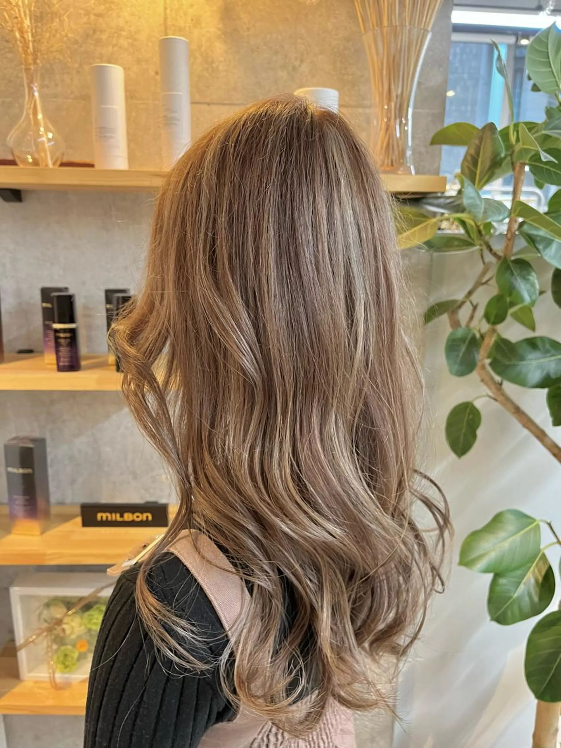 セミロング カラー ハイトーンカラ ー/小川のヘアスタイル