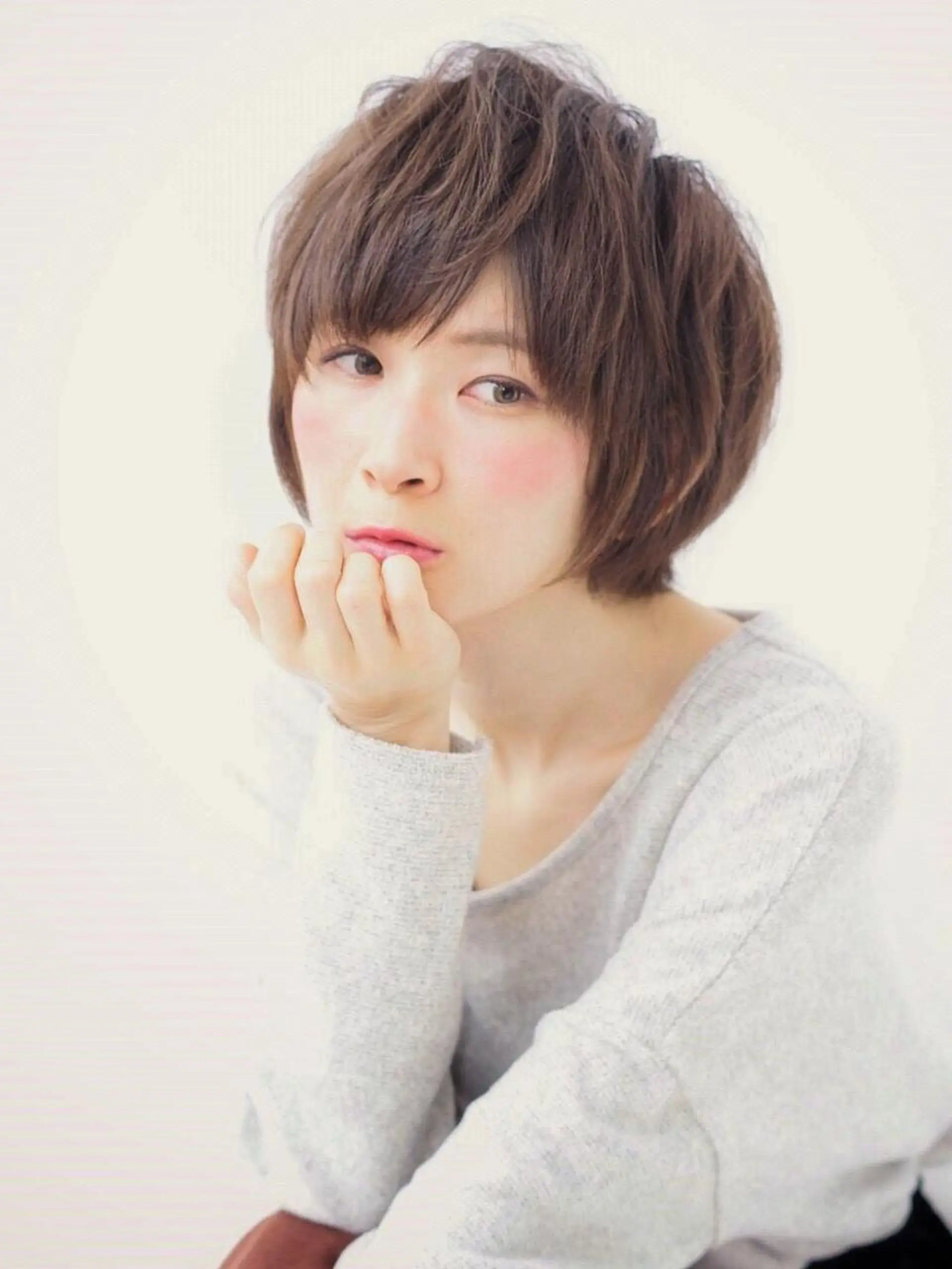 ショート カラー アッシュ アッシュブラウン ブラウンカラー レイヤーカット ショートヘア カット ヘアカラー 山田 周のヘアスタイル