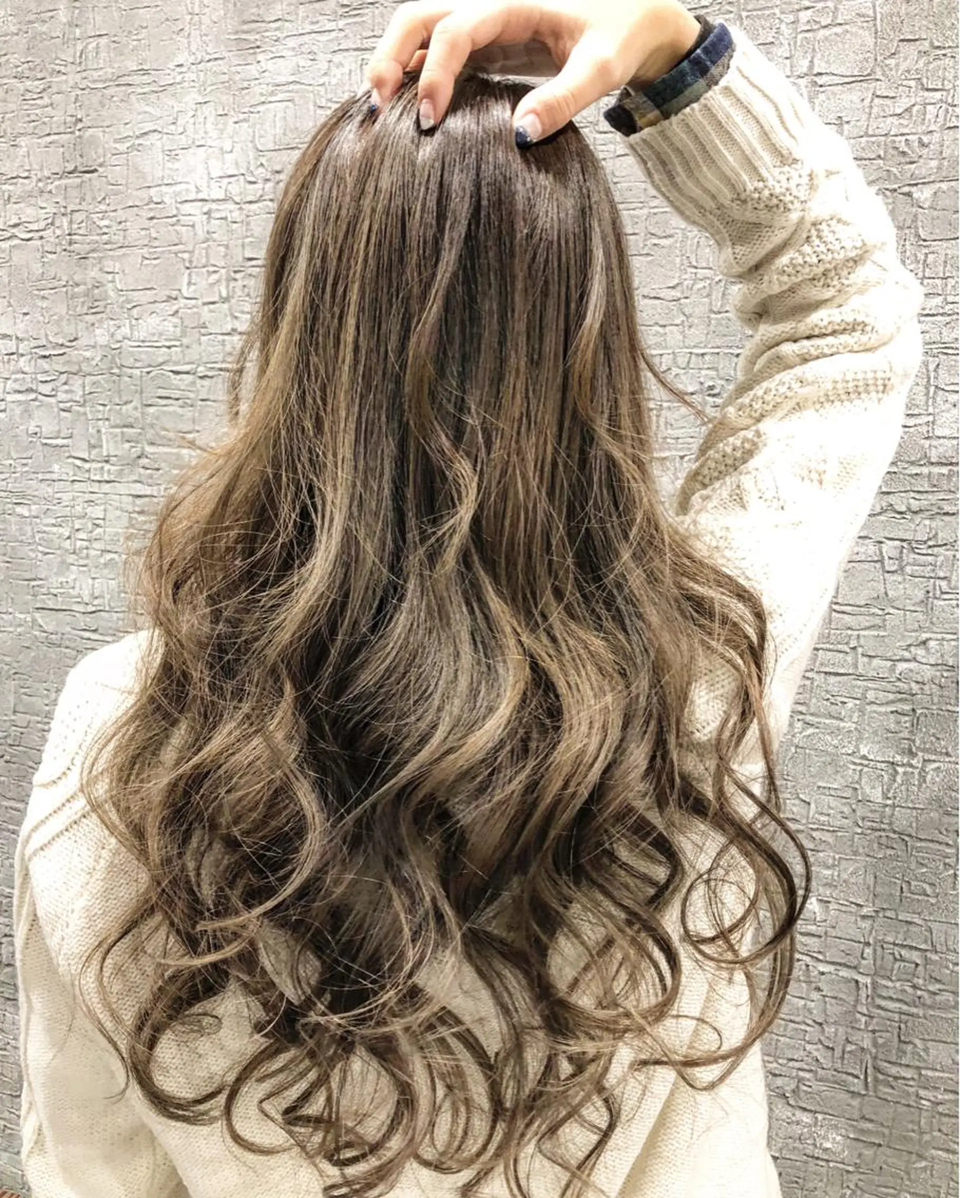 ロング アッシュ アッシュグレー アッシュグレージュ ハイライト カット ヘアカラー トリートメント 川野 賢のヘアスタイル
