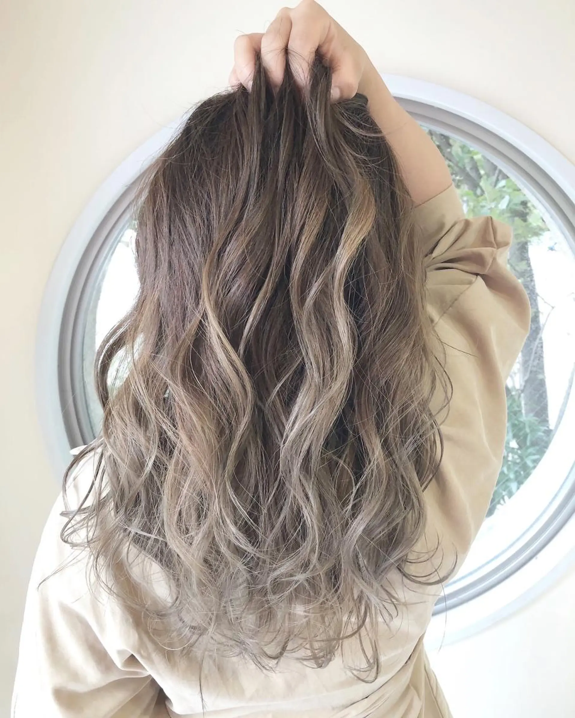 ロング カラー 上霜 菜月のヘアスタイル