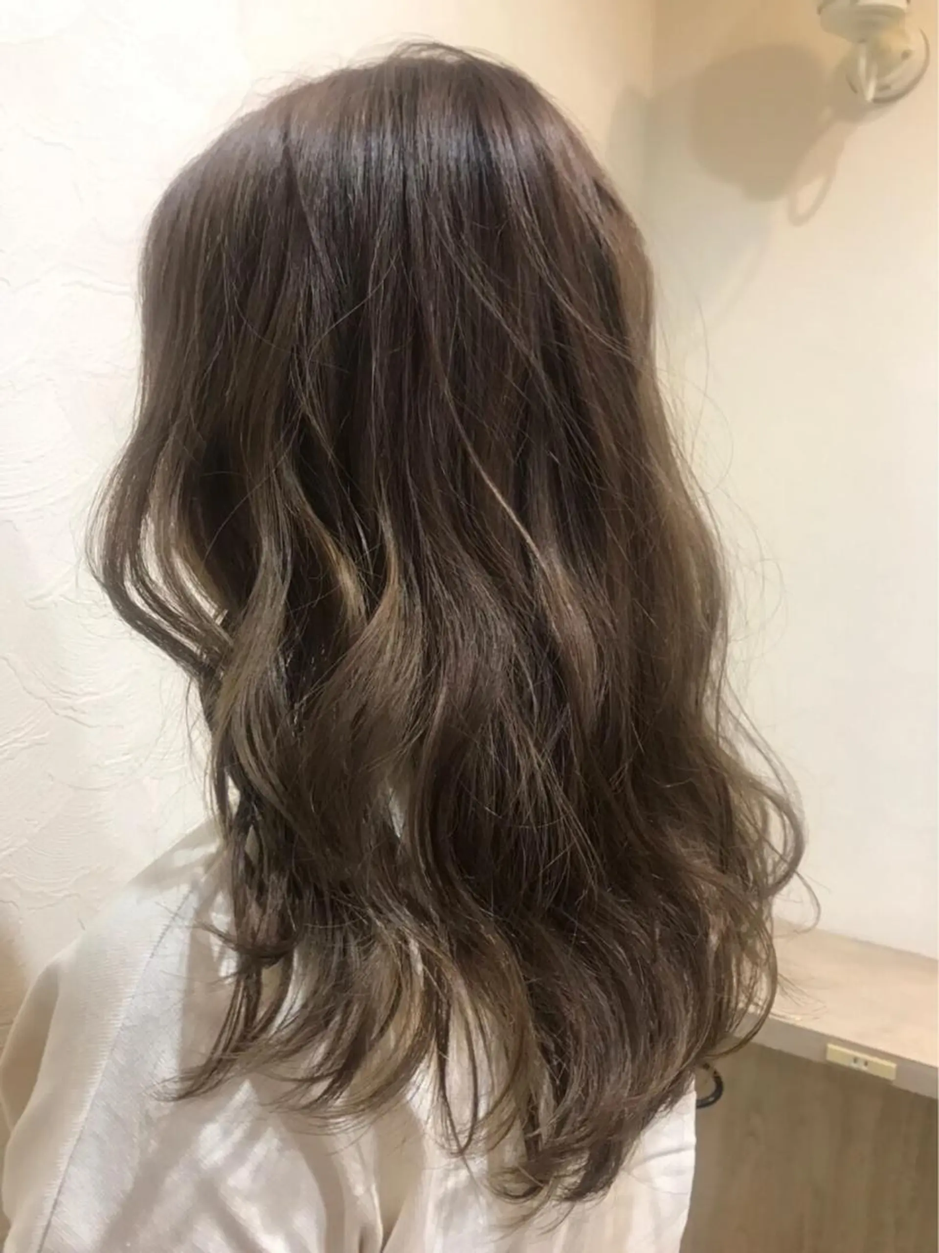 ロング カラー ベージュカラー ブリーチ 佐治 梨乃のヘアスタイル
