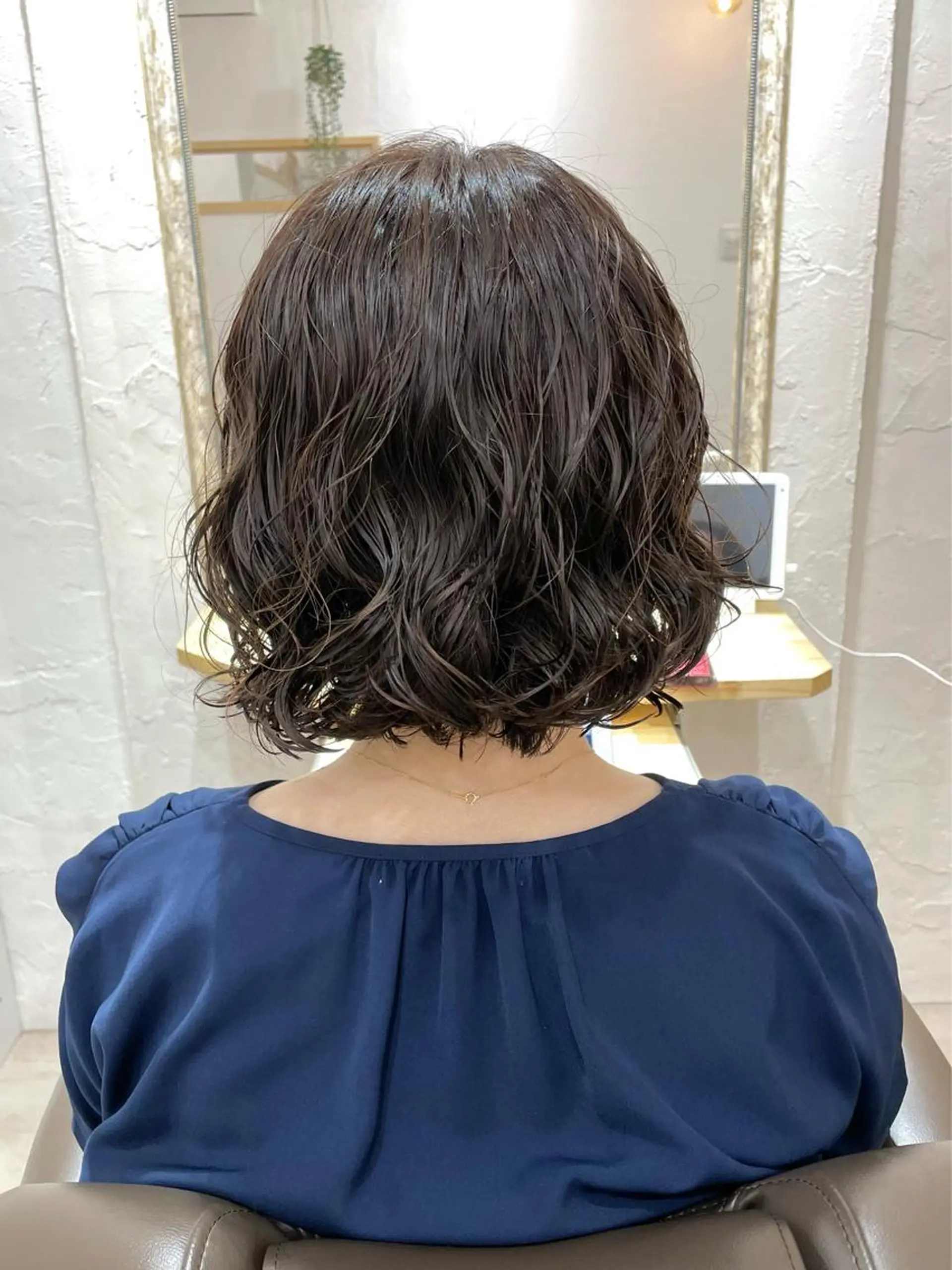 ミディアム カラー パーマ 切りっぱなしボブ ミディアムパーマ 透明感カラー デザインカラー ハイライトカラー 銀座No.1髪質改善 縮毛矯正/本木のヘアスタイル