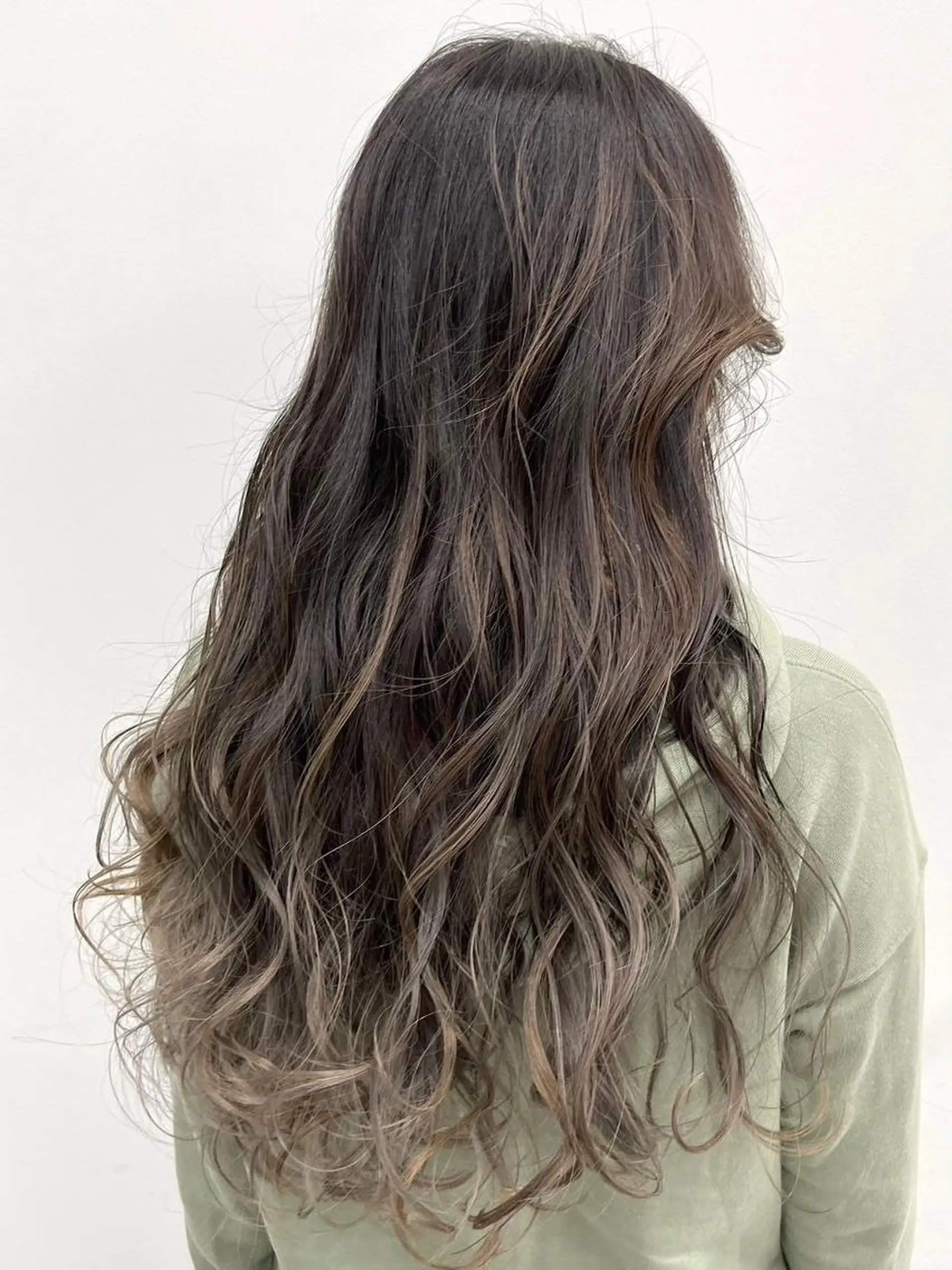 ロング くびれヘア ハイライト ウルフカット ヘアカラー トリートメント 【公式】amble luxe 中野のヘアスタイル