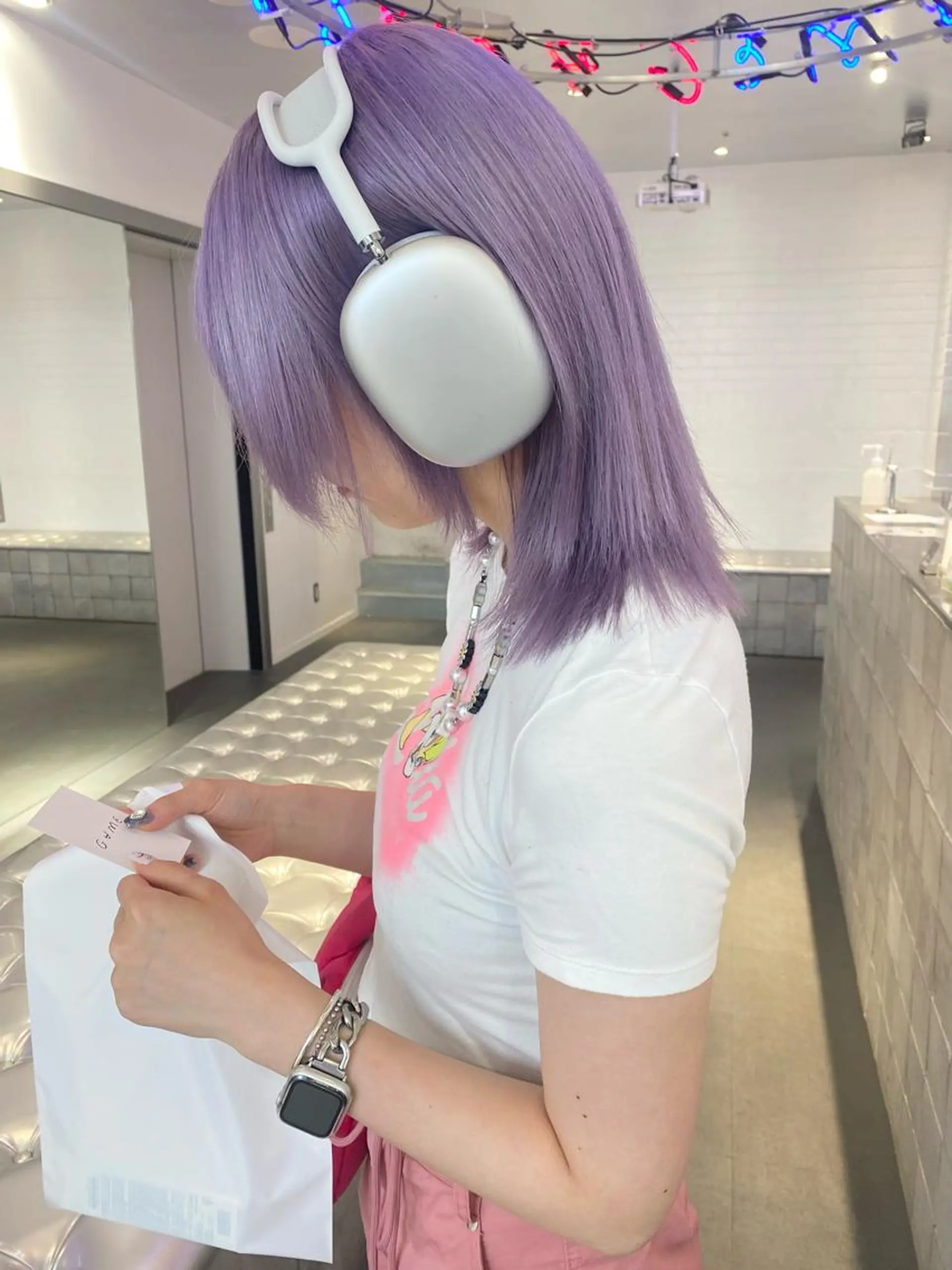 ミディアム パーマ ヘアアレンジ パープルカラー ヘアカラー 🎨ハイトーン/ 切りっぱなし みつきのヘアスタイル