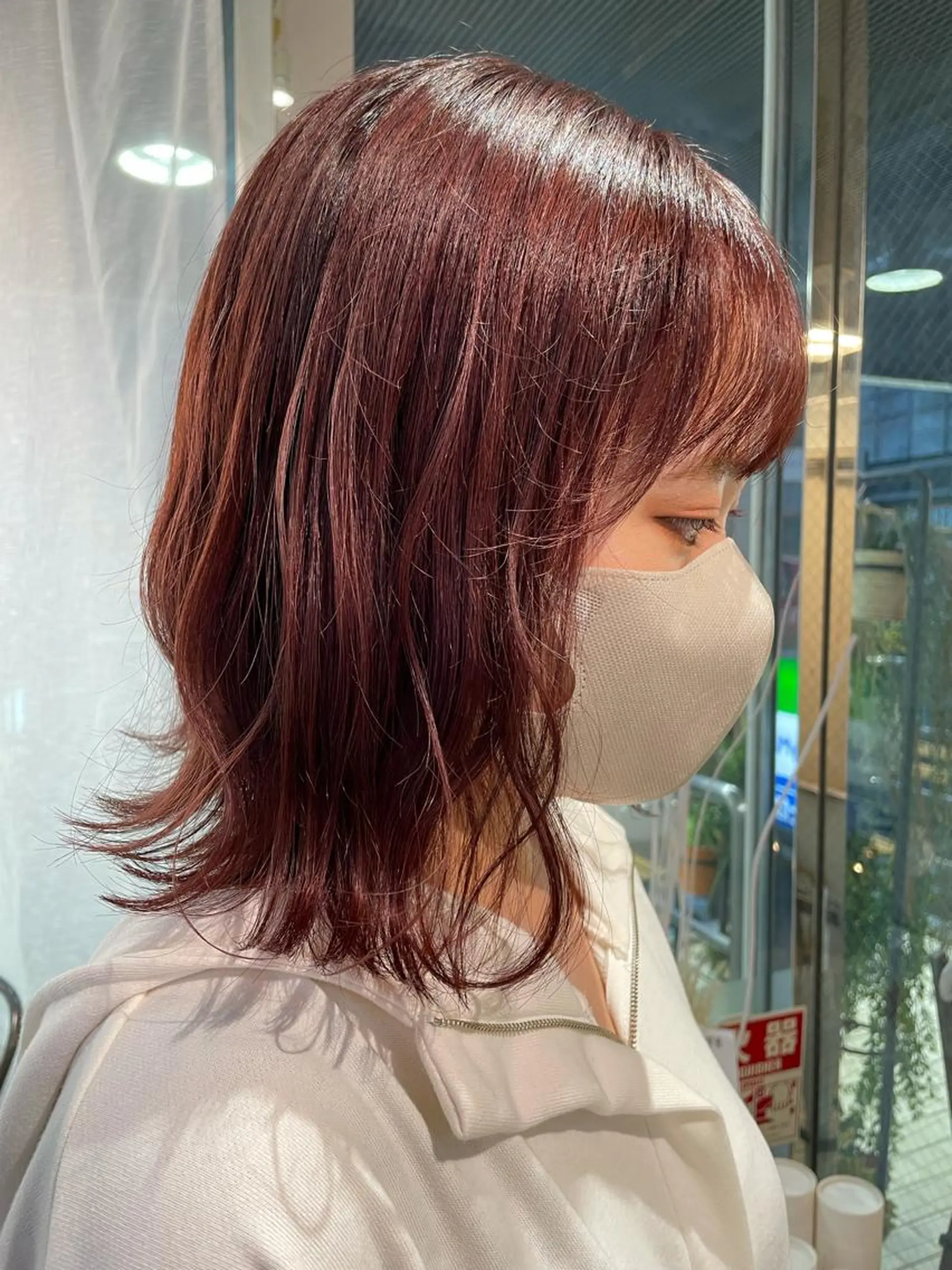 ミディアム カラー ベージュカラー ピンクカラー ピンクベージュ aya/小顔レイヤー /柔らかカラーのヘアスタイル