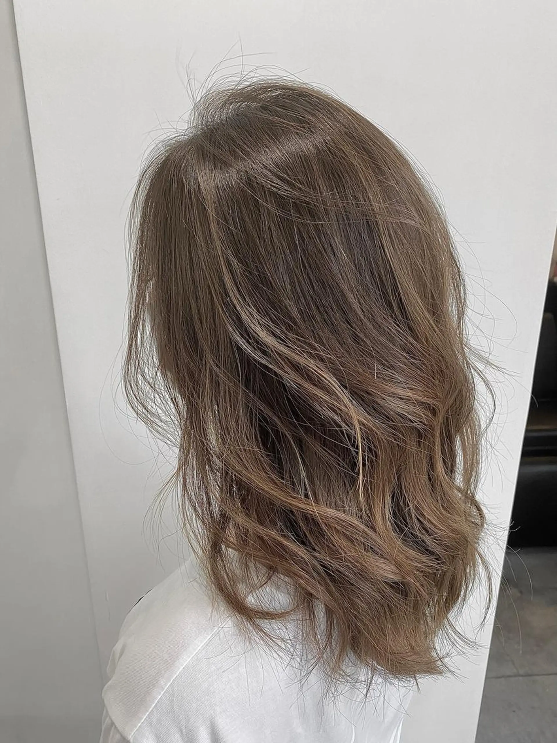 セミロング カラー アッシュ ブリーチ ブルーカラー ブラウンカラー 👑圧倒的カラー👑 佐々木祐希のヘアスタイル