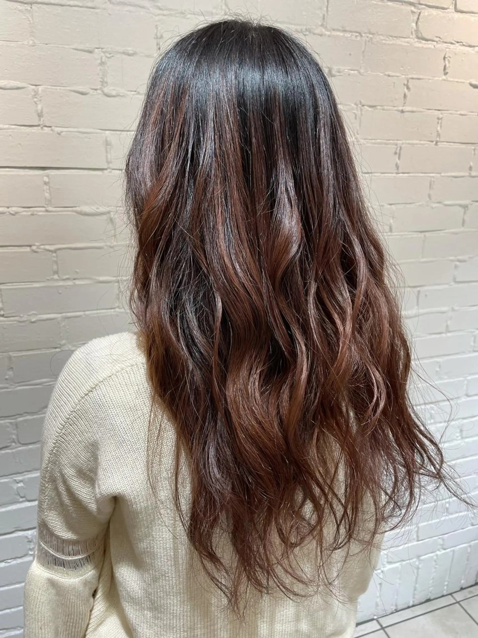 ロング カラー ブラウンカラー ラベンダーカラー ピンクカラー ピンクブラウン 小柳 歩美のヘアスタイル