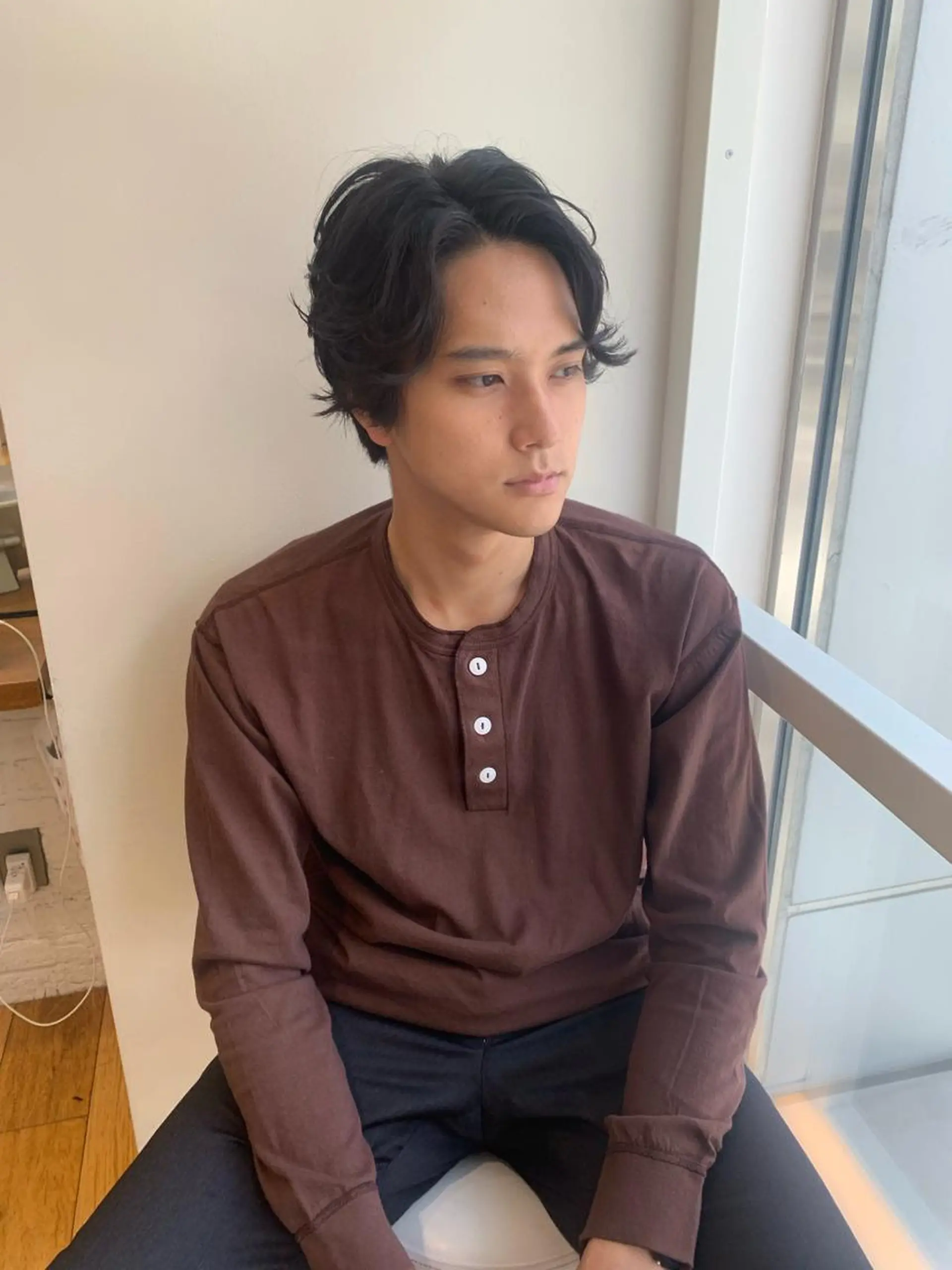 ミディアム メンズ ミディアムパーマ センターパート メンズパーマ 波巻きパーマ Chill所属・三矢 ちなつのヘアスタイル