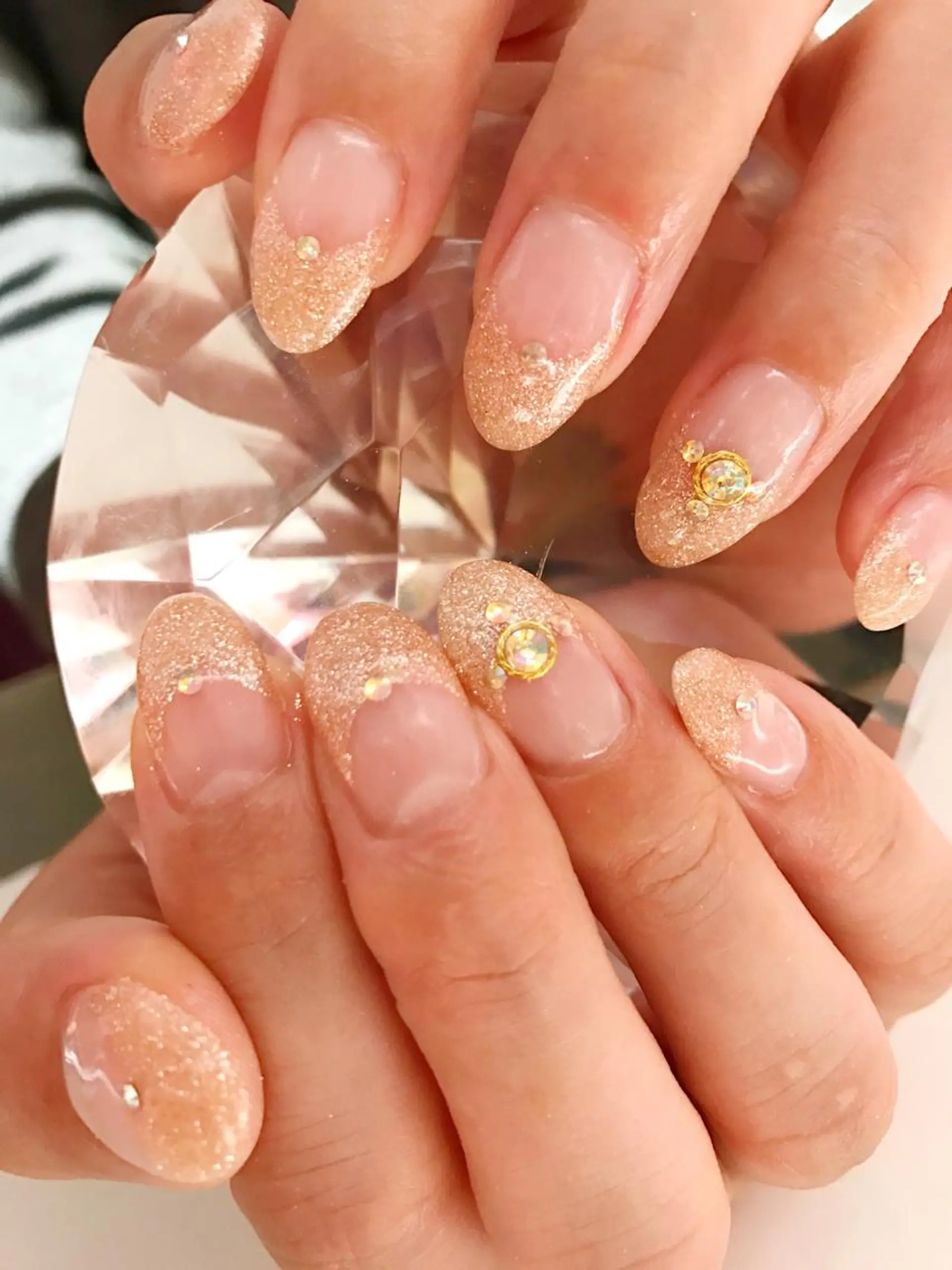 ネイル フレンチネイル ゴールド ラメ(グリッター) ラメグラデーション ピンク YUN 💅のネイルデザイン