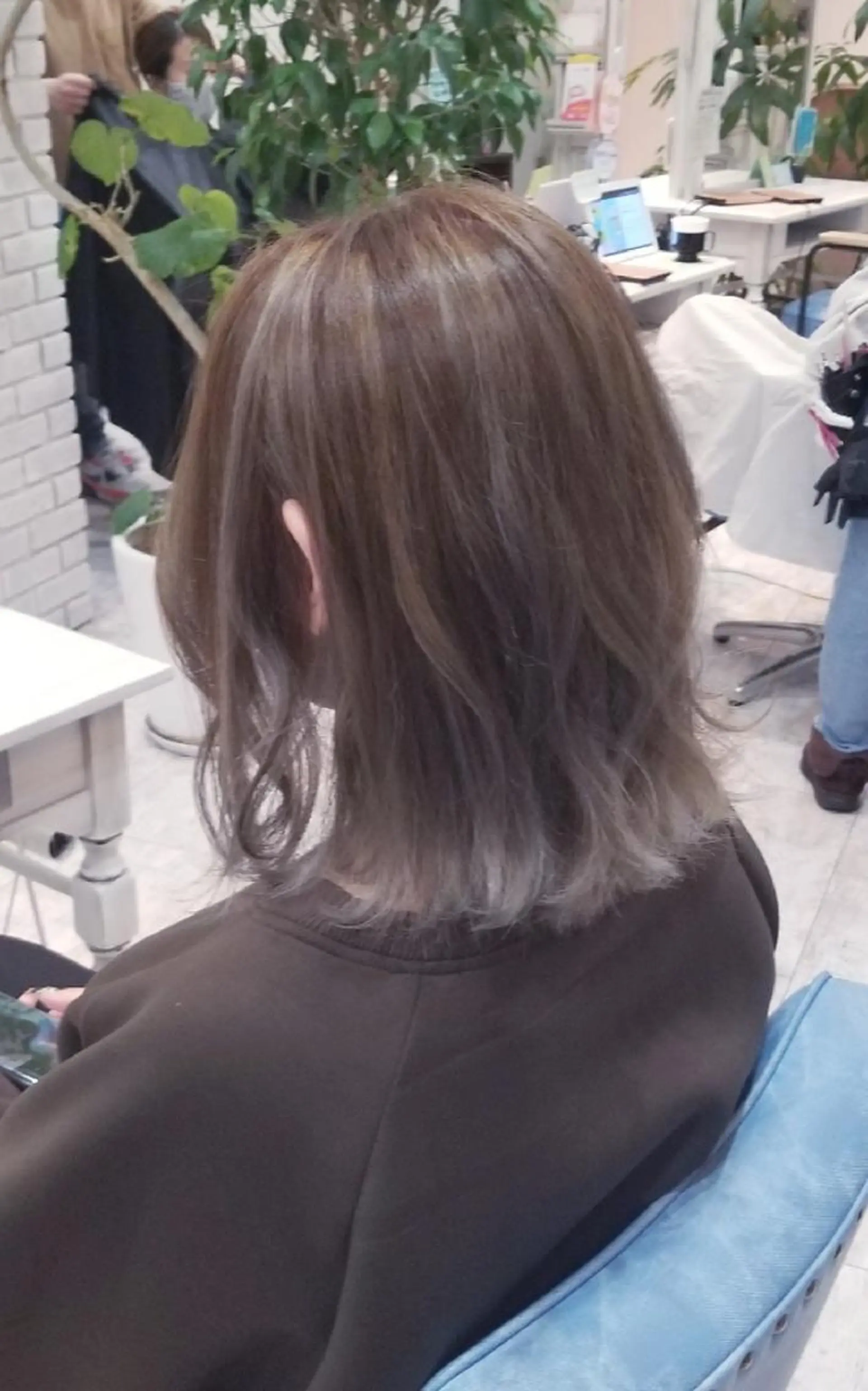 ミディアム カラー バレイヤージュ パープルカラー シルバー レイヤーカット 顔周りレイヤーカット 髪質改善代表西村功平のヘアスタイル