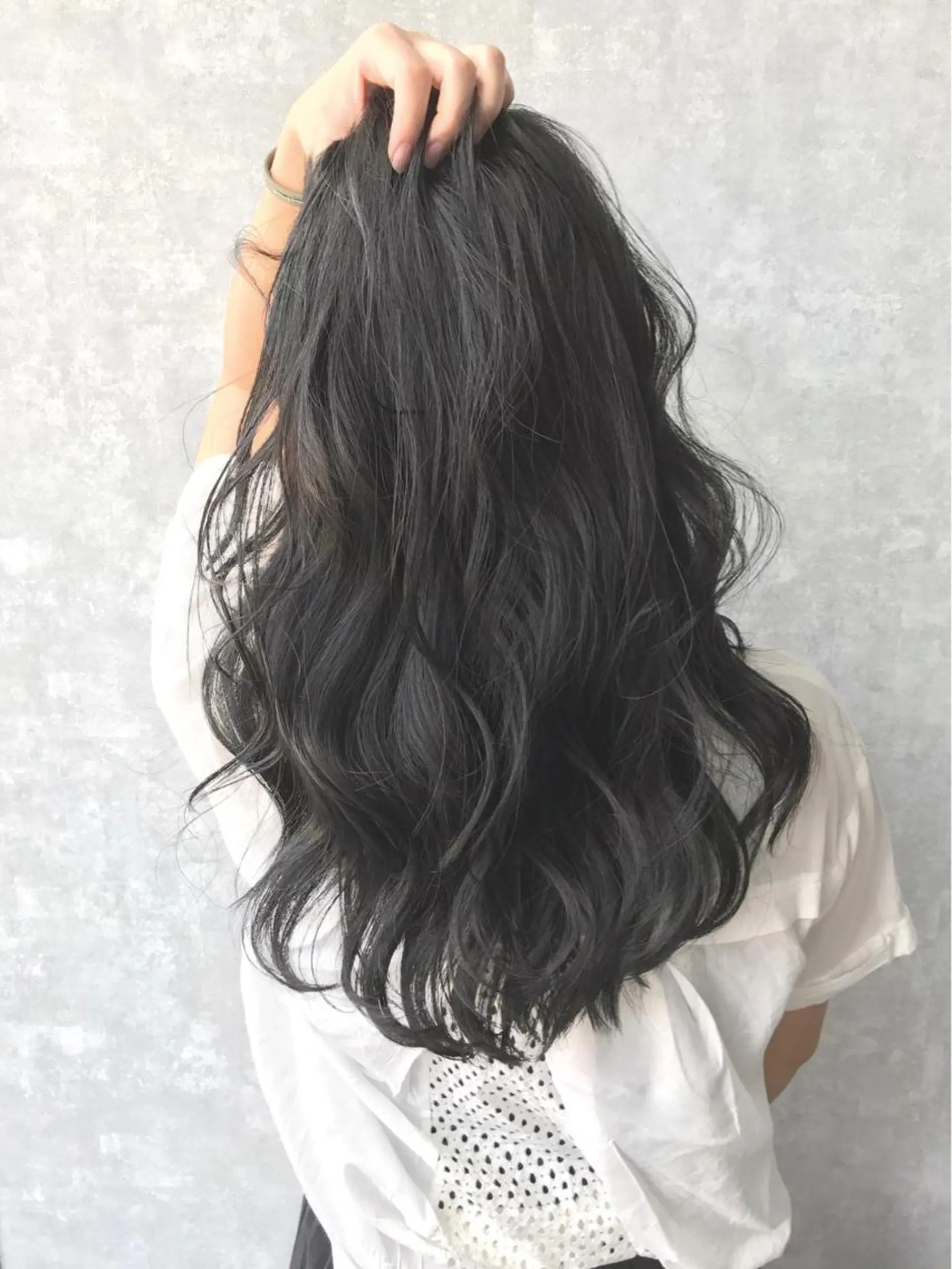 セミロング カラー ブルーカラー ブルージュ TOMOYAレイヤー ブリーチ縮毛矯正のヘアスタイル