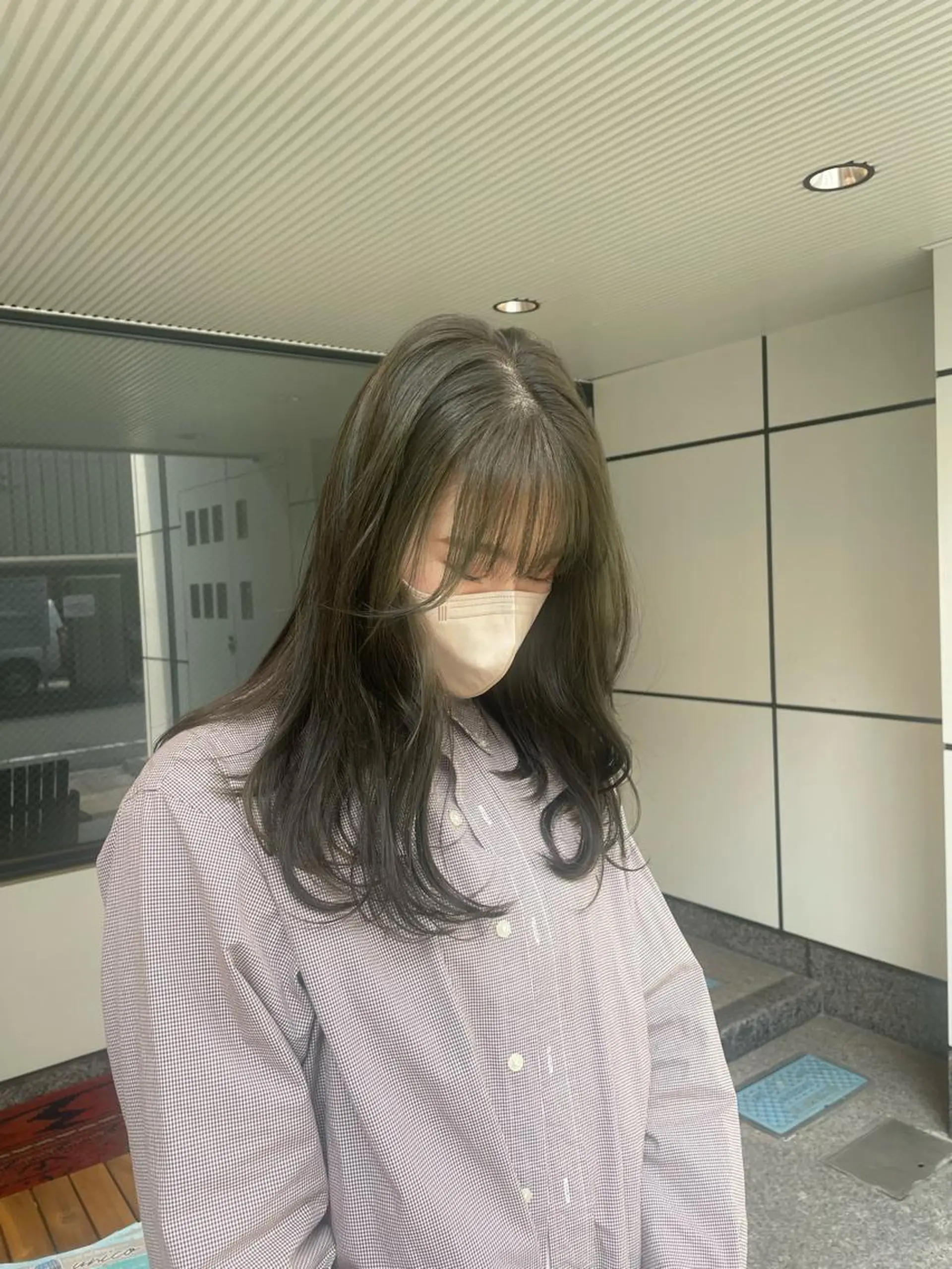 セミロング カラー ブリーチ 透明感カラー グレージュ ブリーチなしカラー オリーブカラー ヘアカラー 渋谷 留菜のヘアスタイル