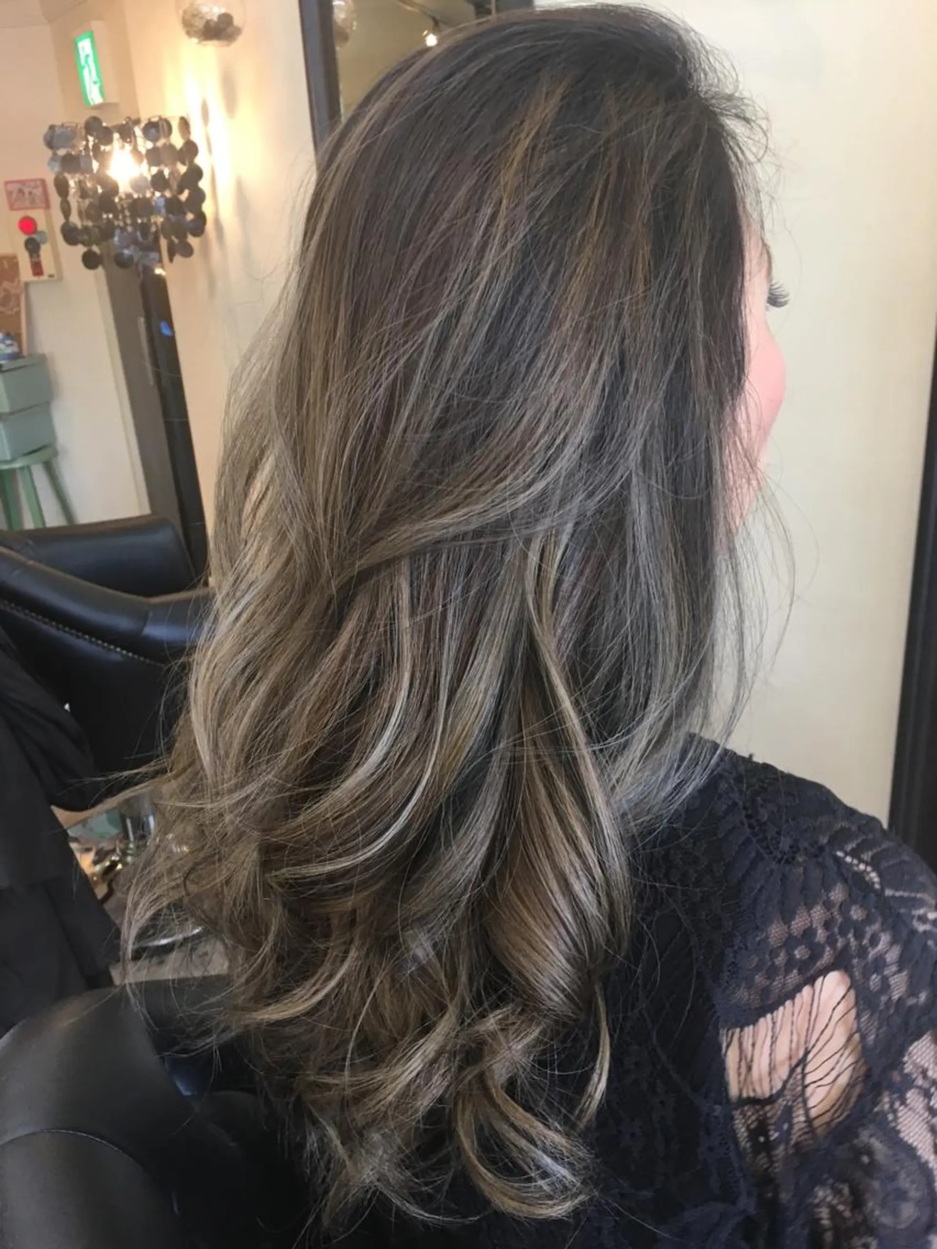 ロング カラー グラデーションカラー ハイライトカラー ハイライト 鶴見 和美のヘアスタイル