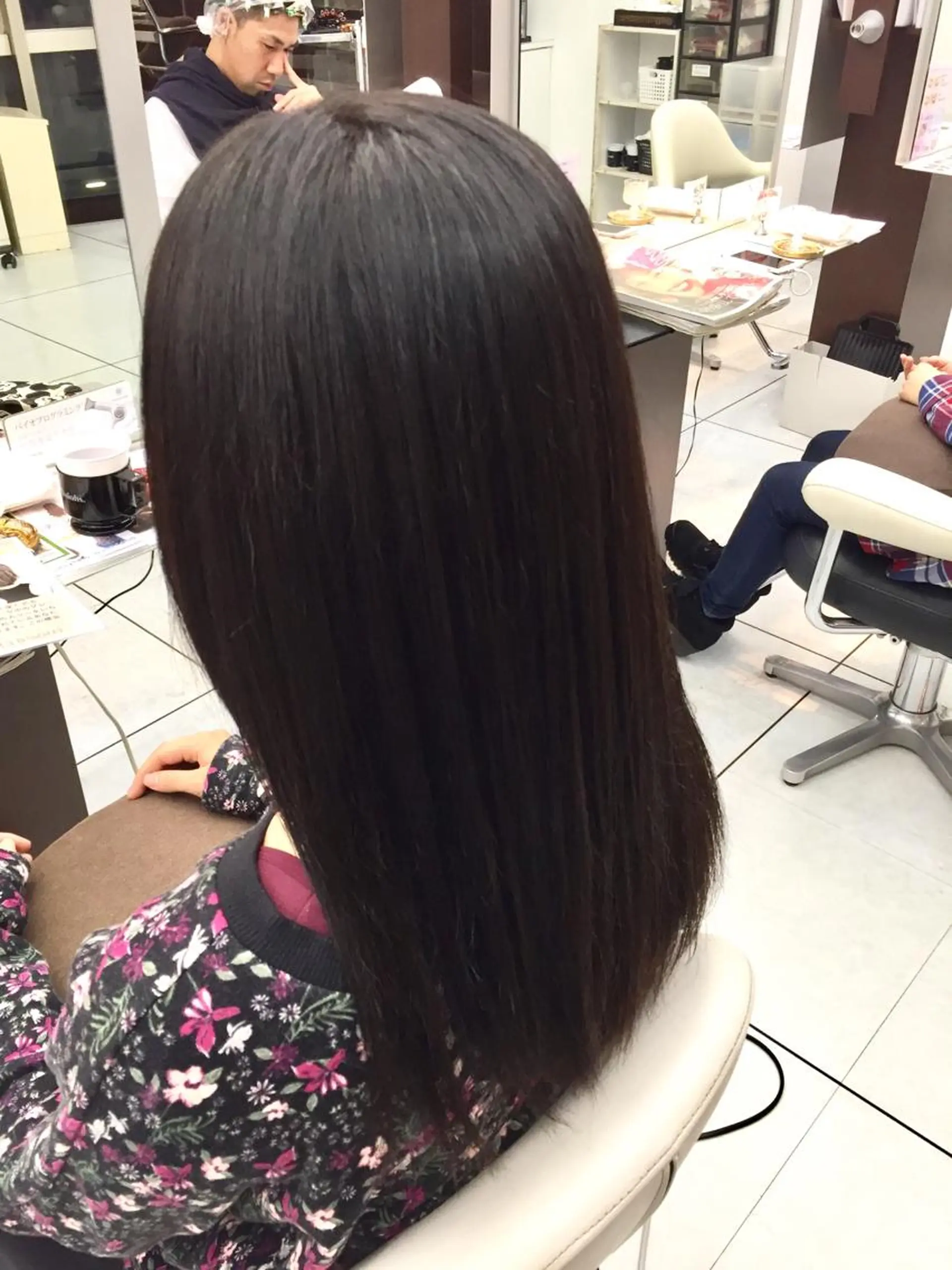 セミロング カラー ブラウンカラー 透明感カラー ダークブラウン 岩崎 裕司のヘアスタイル