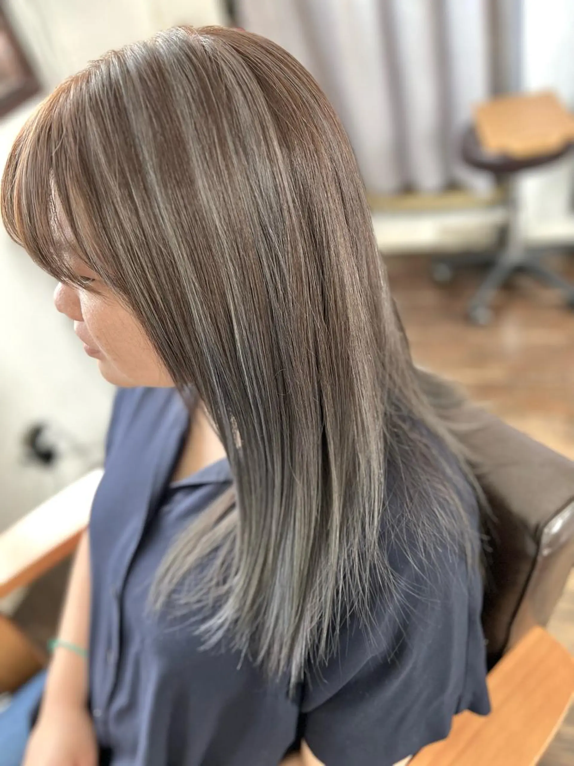 セミロング カラー バレイヤージュ ベージュカラー ブリーチ ハイライトカラー ハイライト ヘアカラー トリートメント Style Tのヘアスタイル