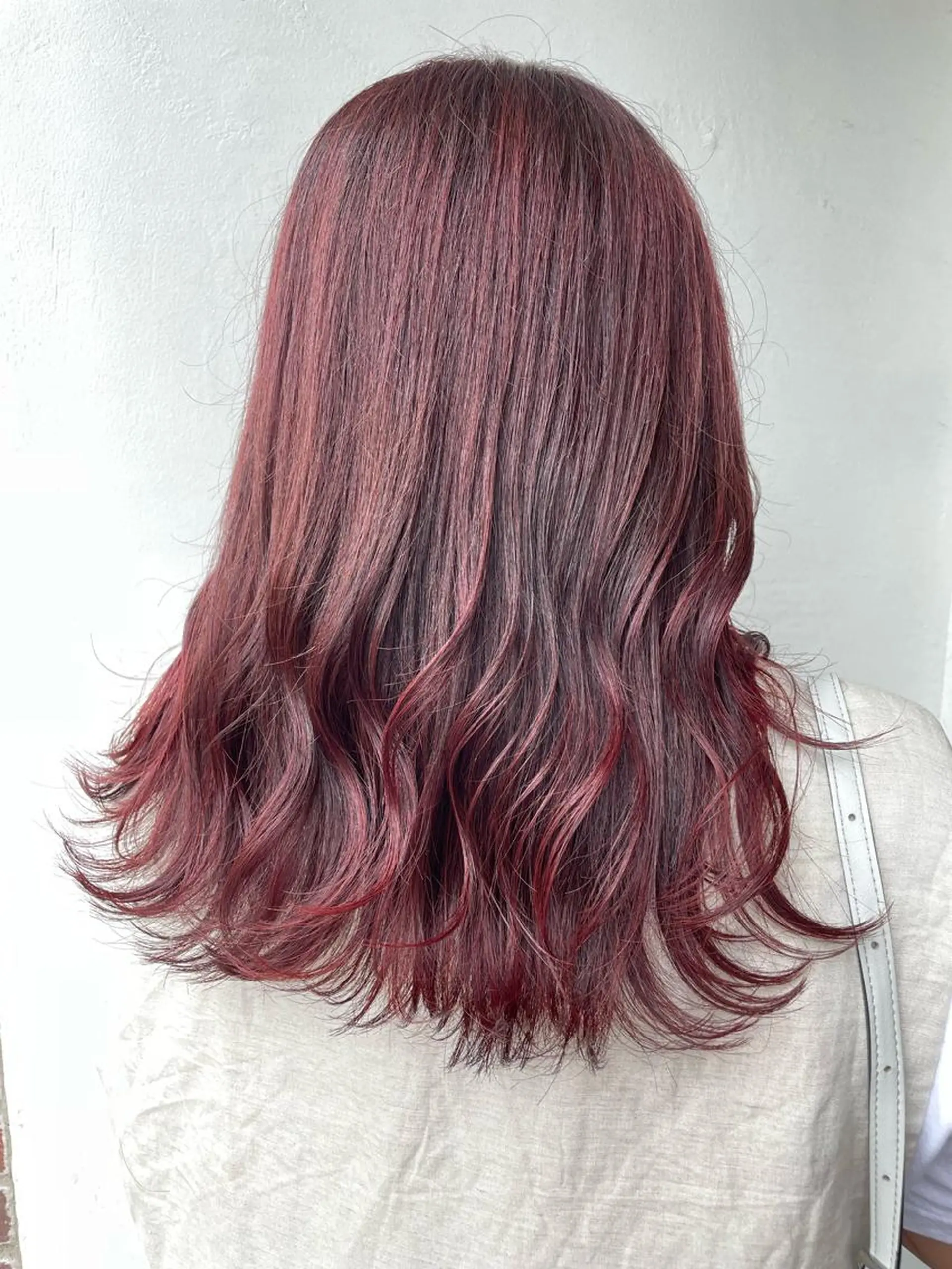 セミロング ヘアカラー 岡本 彩香のヘアスタイル