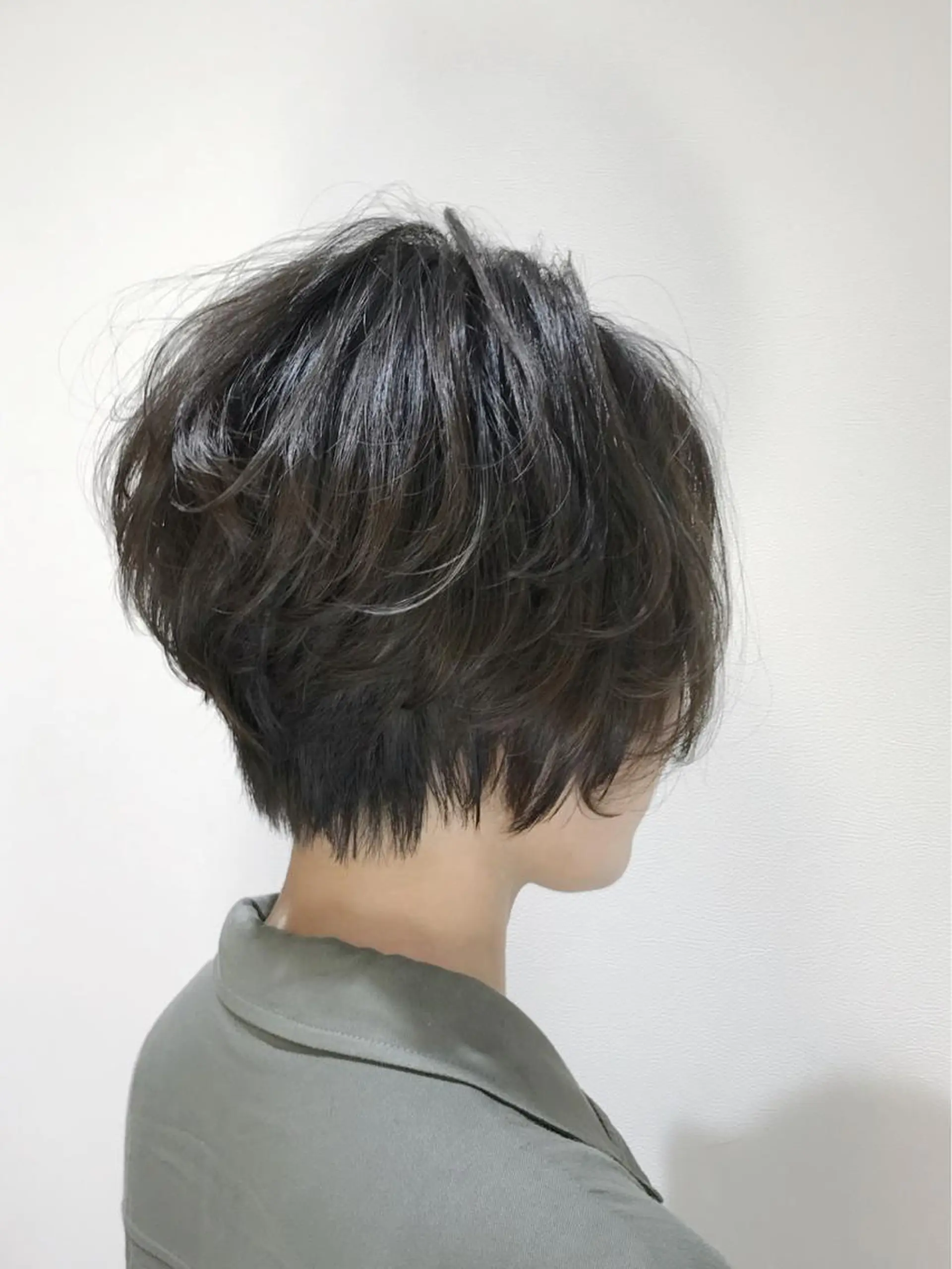 ショート カラー ショートボブ ブリーチ 透明感カラー ダークグレー ダークグレージュ カット ヘアカラー ボブ・レイヤーカット 吉敷航一のヘアスタイル