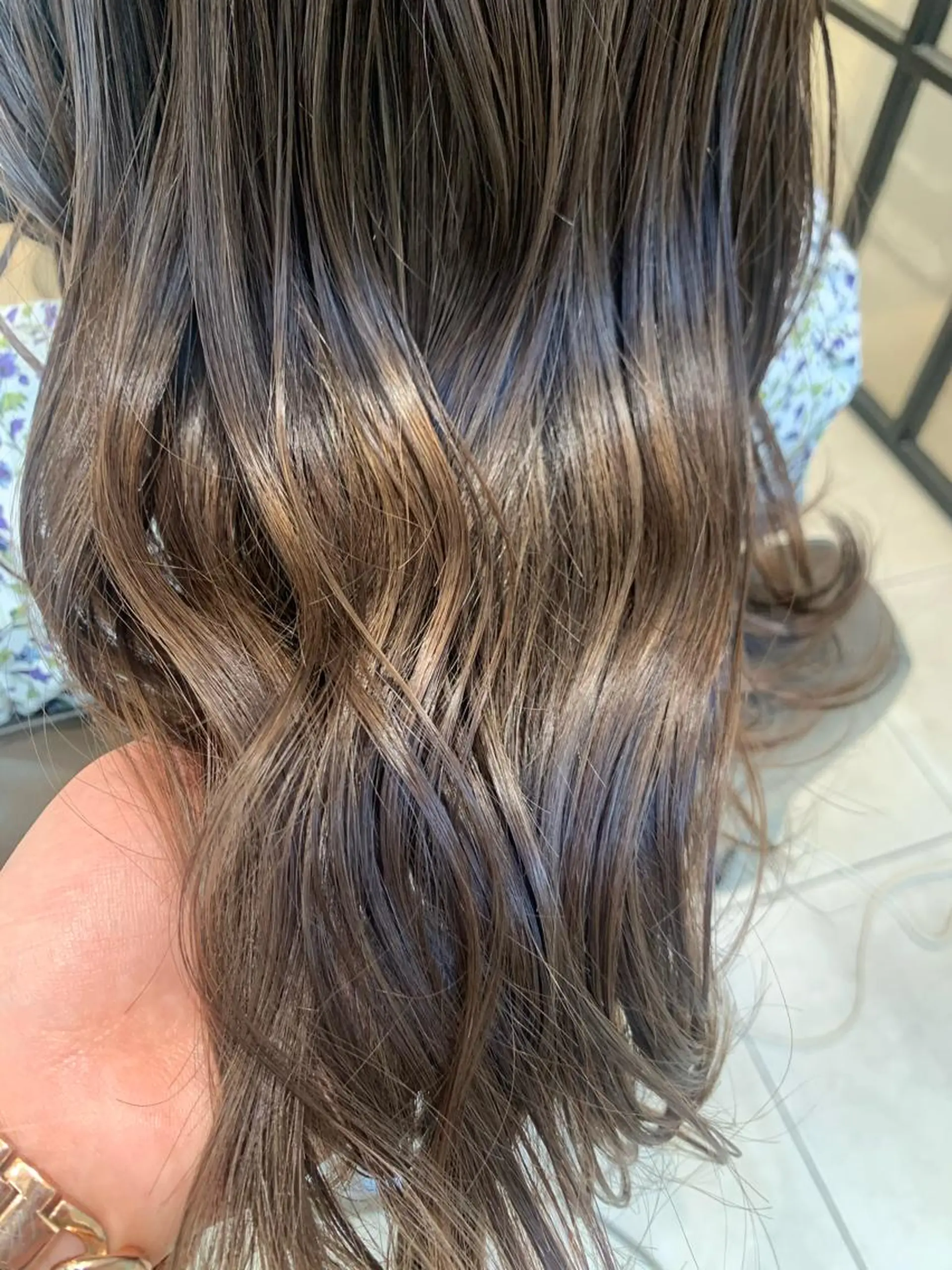 ミディアム カラー ブリーチ グレージュ ハイライトカラー ミルクティーグレージュ ハイライト 酸熱トリートメント/ 髪質改善🌟玉井香奈のヘアスタイル