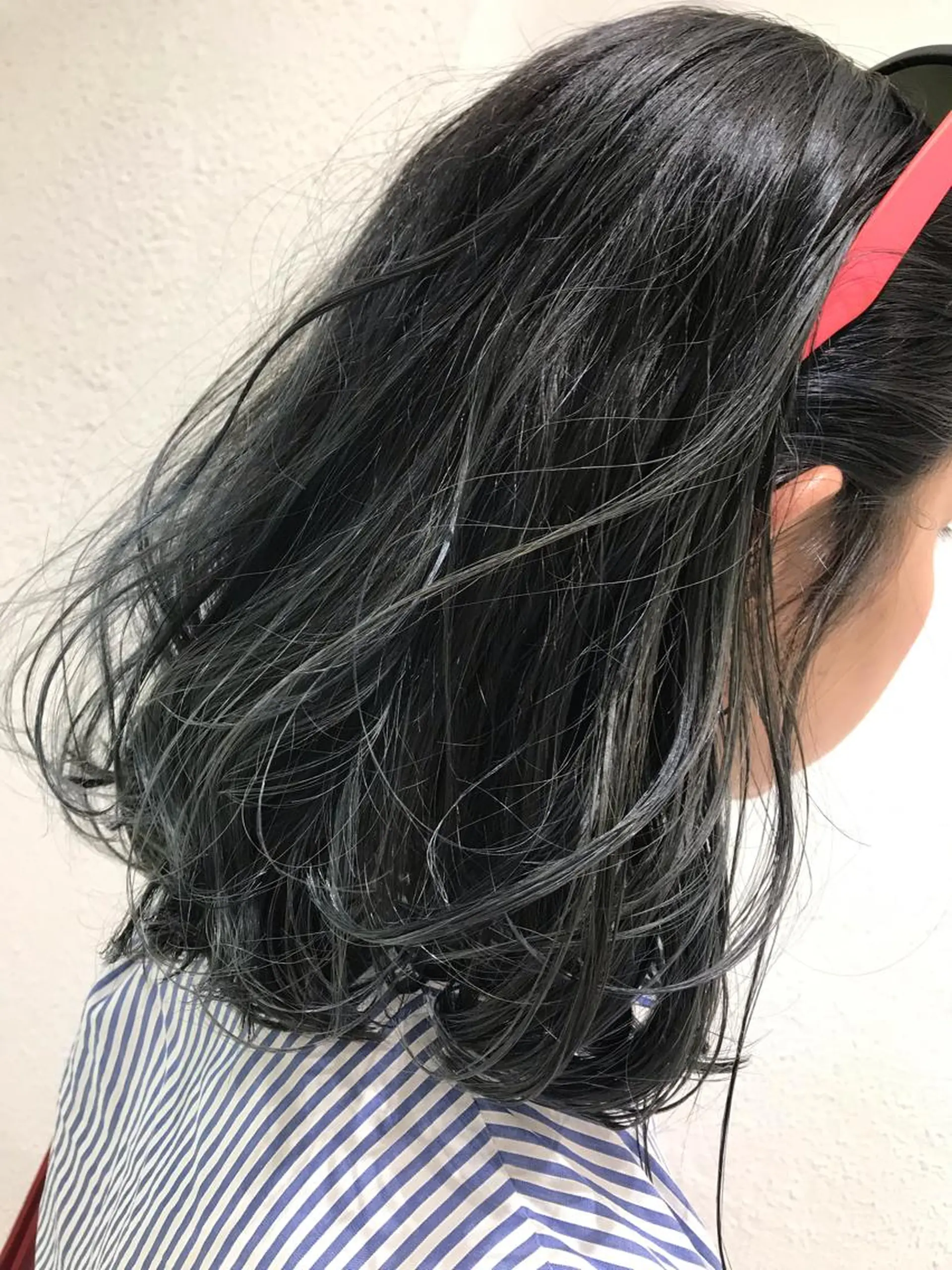 ミディアム カラー バレイヤージュ ブルーカラー ブルーグレー レイヤーカット ヘアカラー トリートメント ウエモト　タク ショート/レイヤーのヘアスタイル
