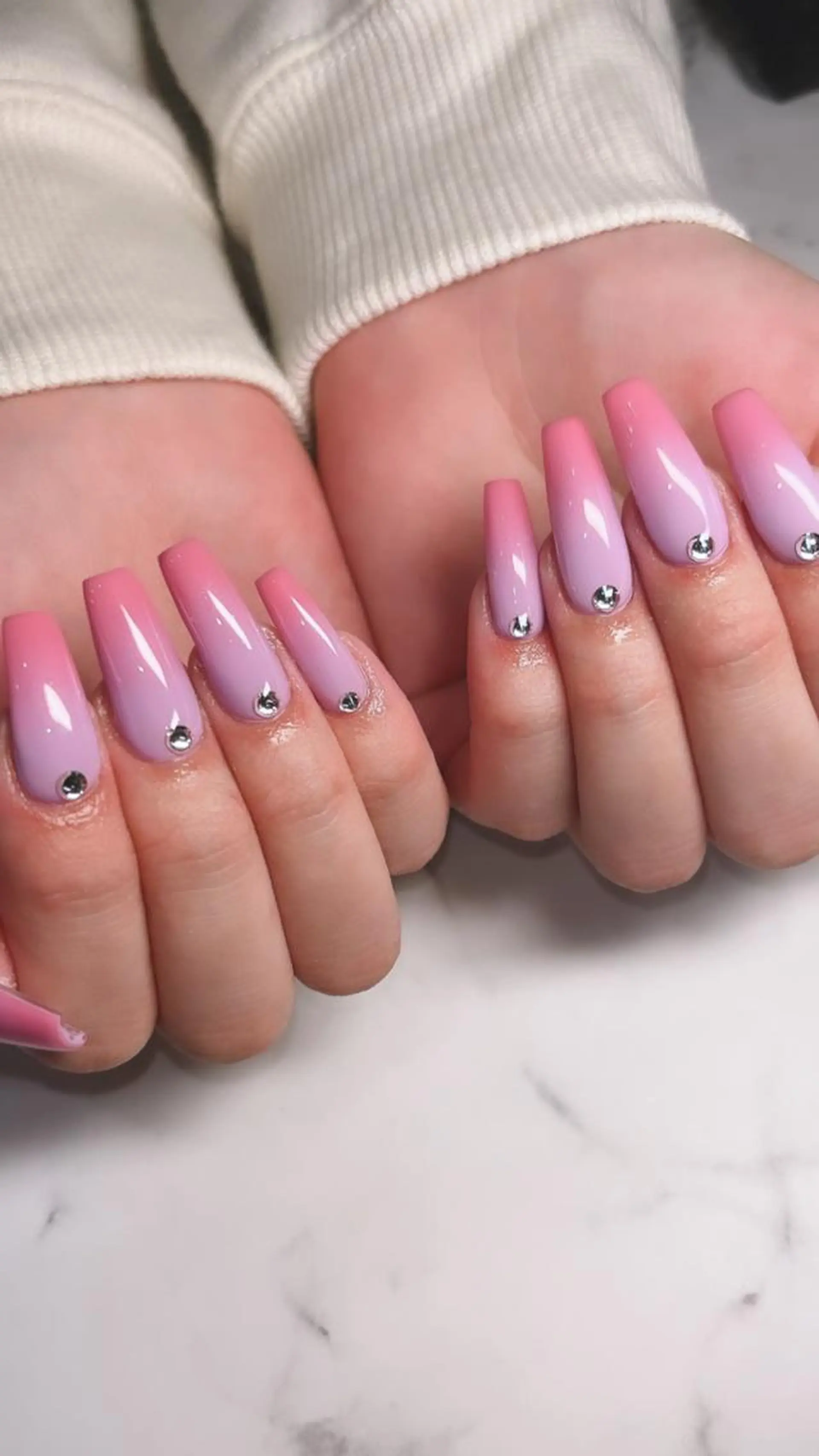 ネイル フットネイル フレンチネイル ジェルネイル ラメ(グリッター) ラメグラデーション ハンドネイル NEO Beauty Salon所属・𝐍𝐄𝐎 𝐉𝐔𝐑𝐈のネイルデザイン