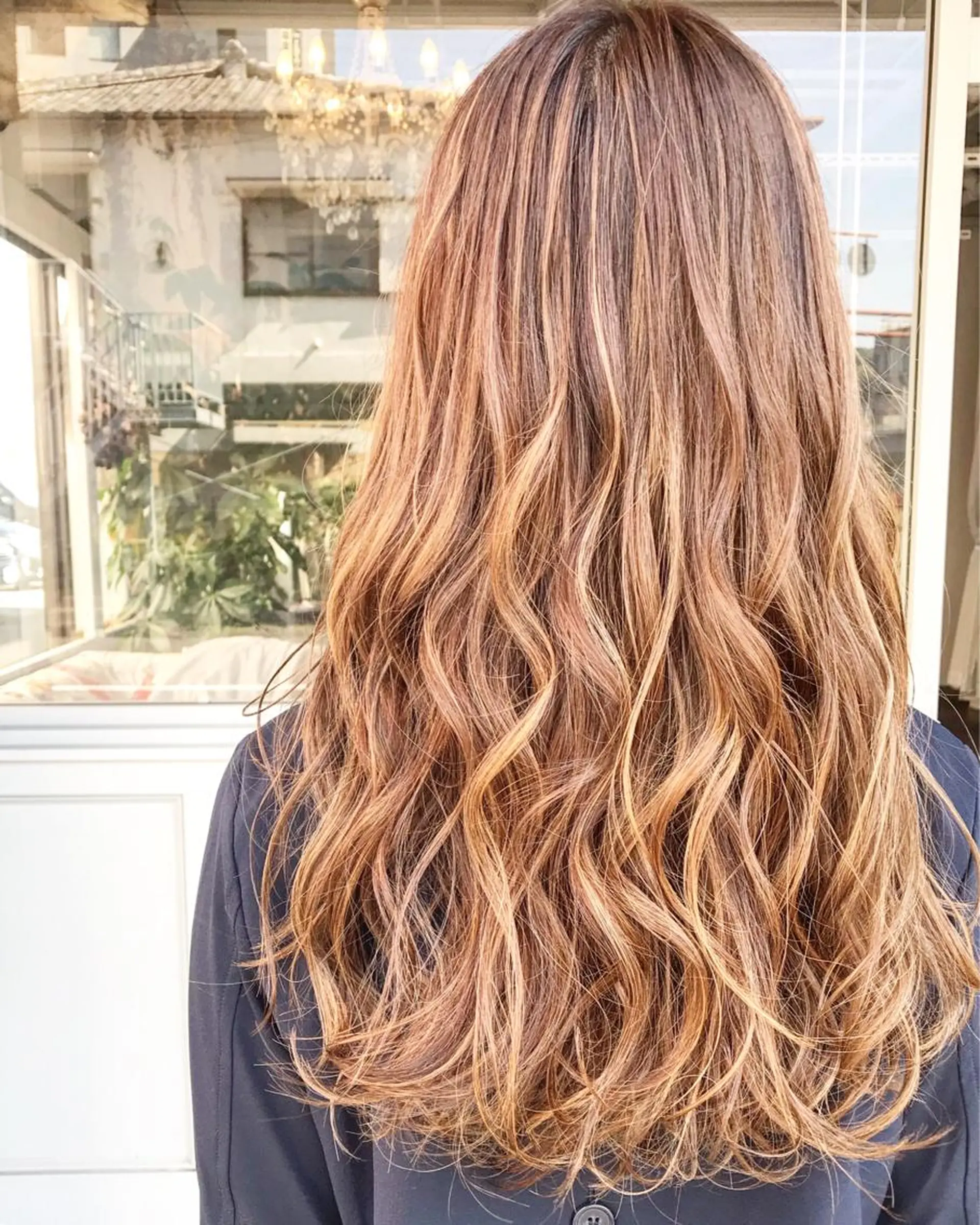 ロング カラー ヘアアレンジ お団子ヘア 切りっぱなしボブ バレイヤージュ ブリーチ グラデーションカラー Mariana/ 鶴原-ハイライトのヘアスタイル