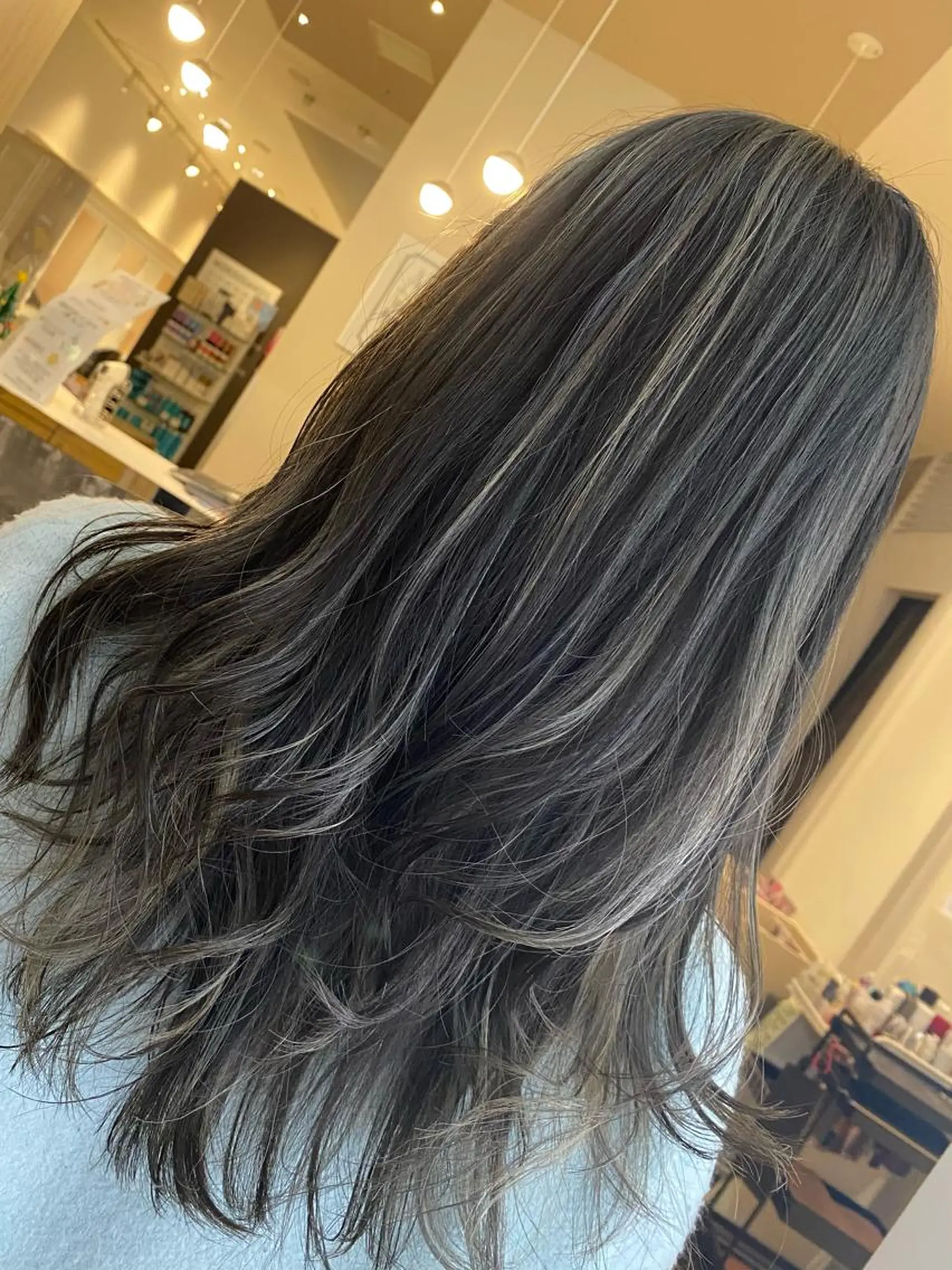 セミロング カラー カット ヘアカラー AVANCE京橋所属・ハイトーンヘア/ 島崎　タクミのヘアスタイル