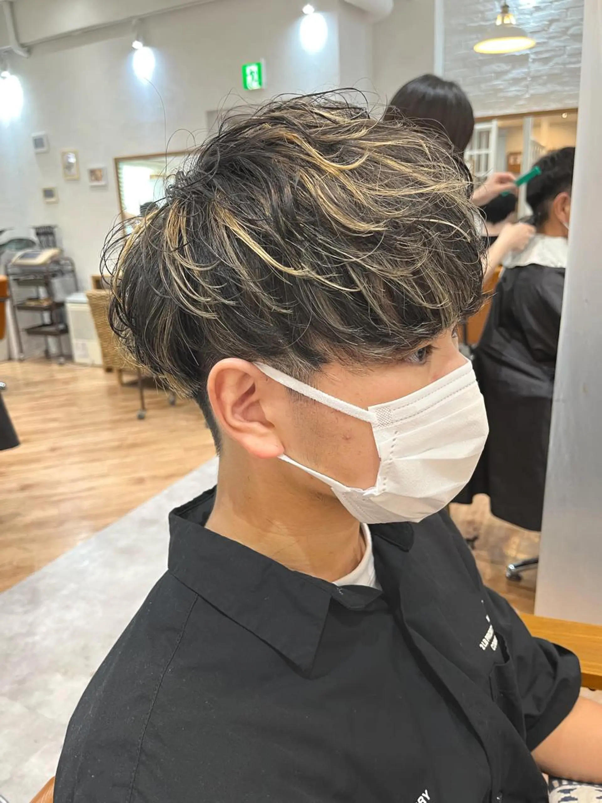 カラー メンズ メンズハイライト マッシュ ハイライトカラー &STORIES所属・襟足でお悩みの方✂︎ くびれ職人ハシモトのヘアスタイル